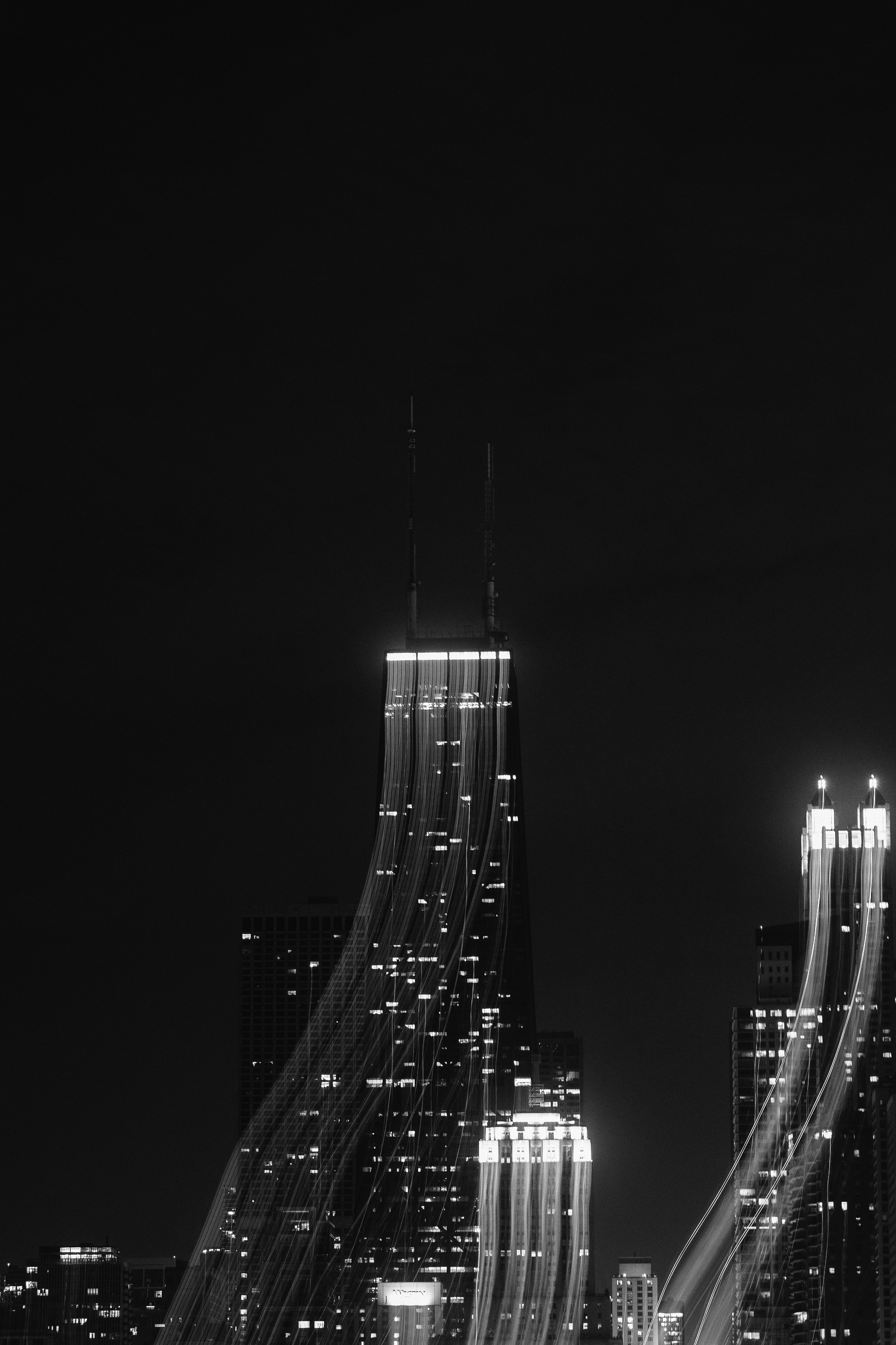 Ein Schwarz-Weiß-Foto einer Stadt bei Nacht