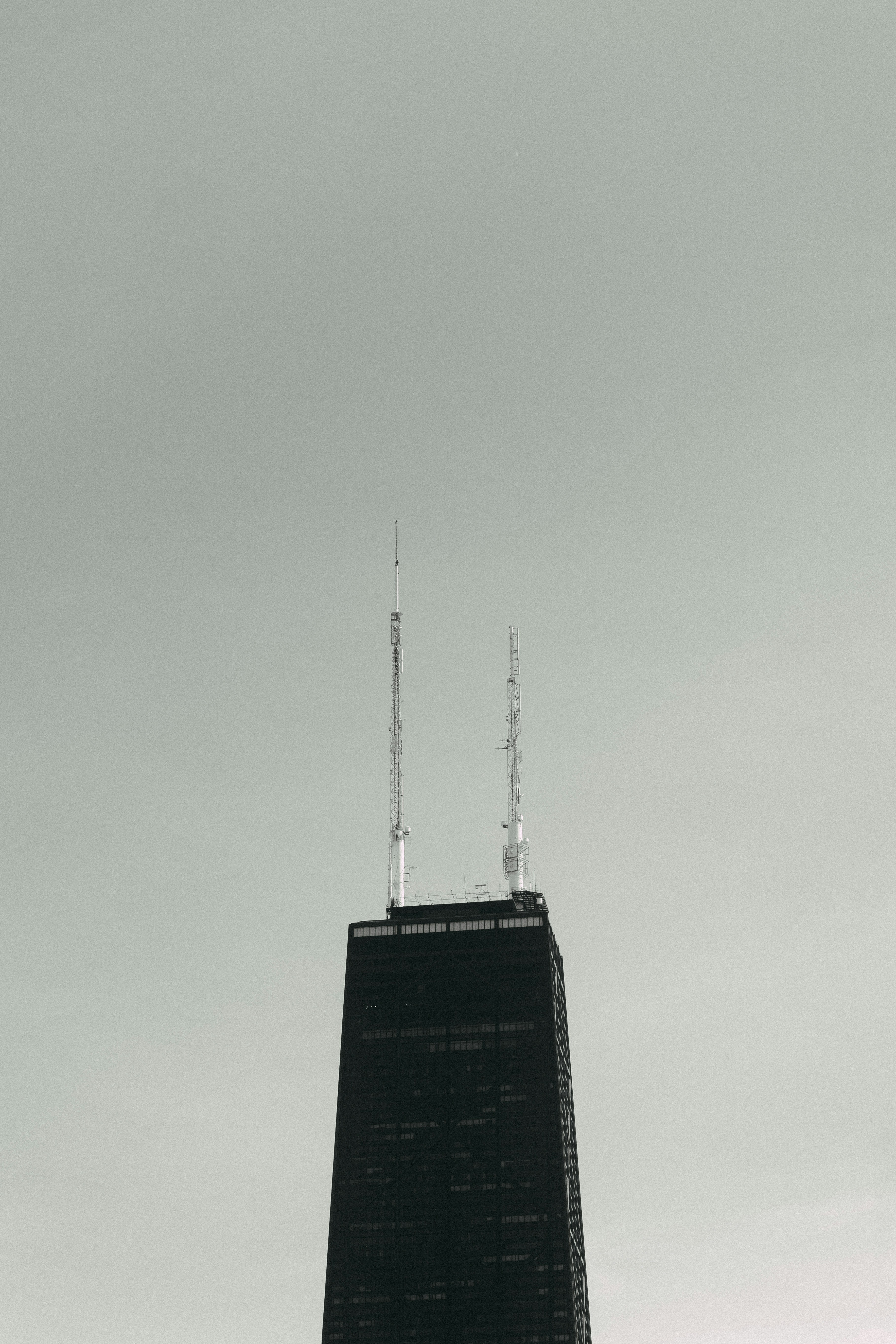 Ein Schwarz-Weiß-Foto eines hohen Gebäudes