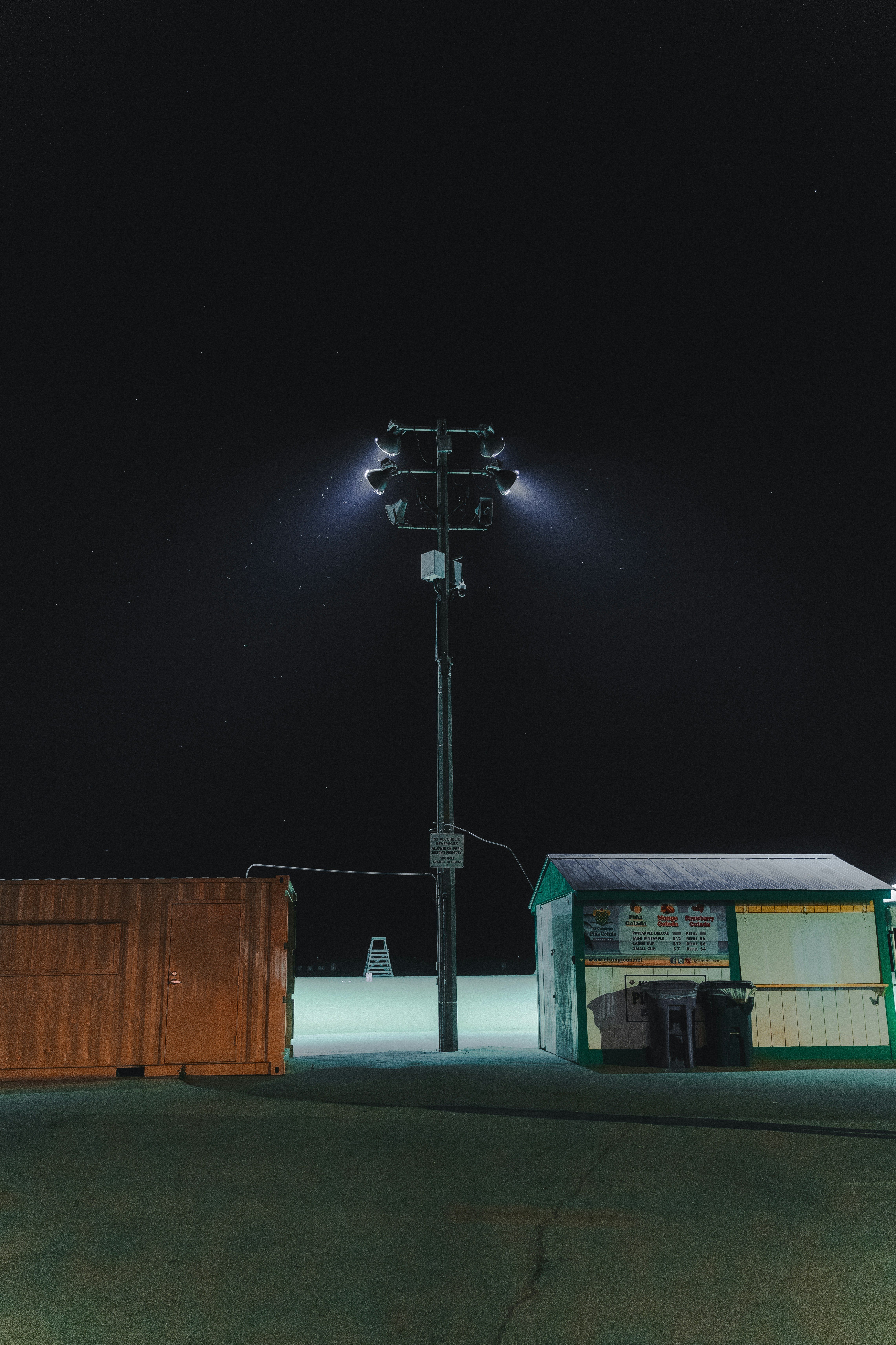 Eine Straßenlaterne an einem Mast neben einem Gebäude