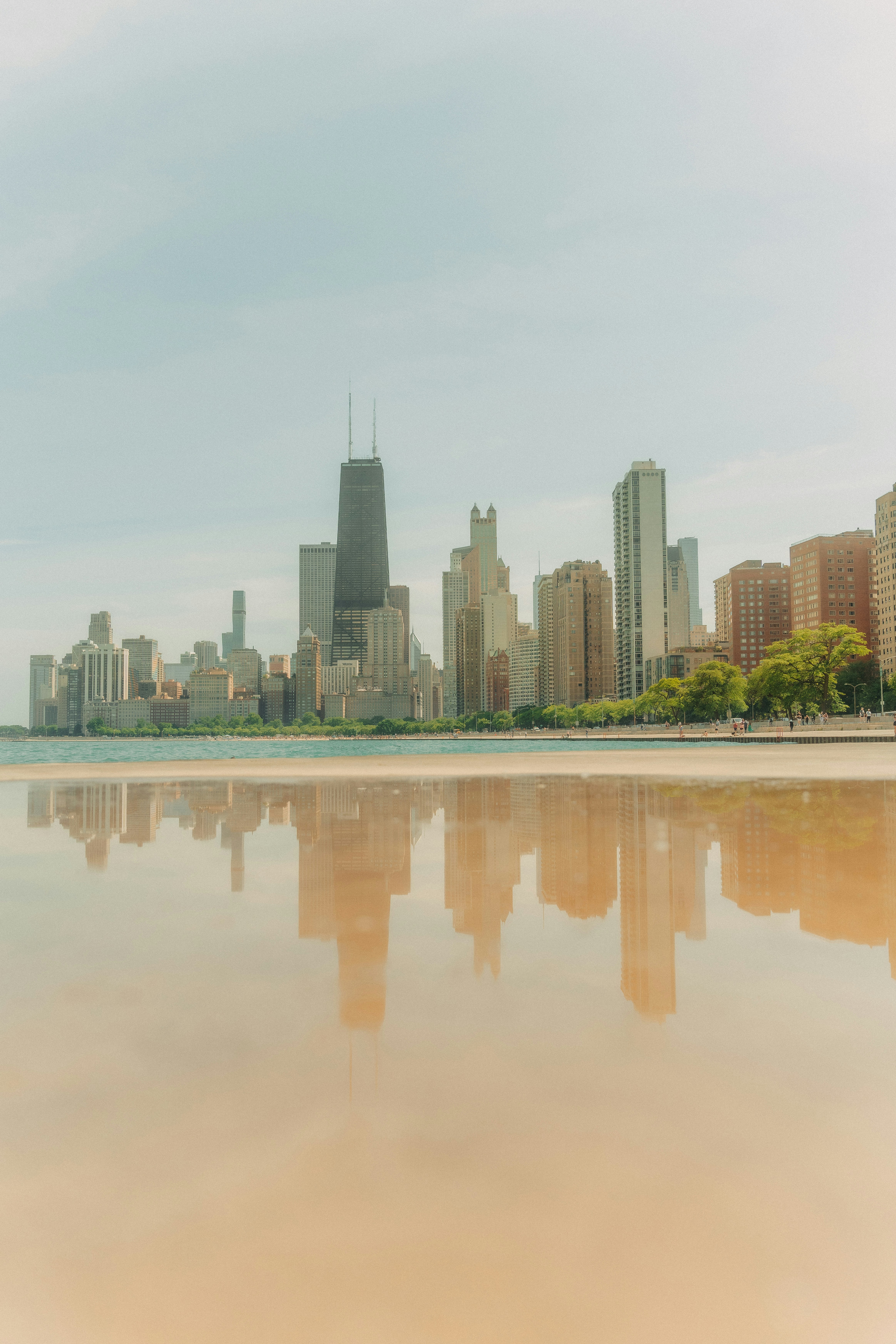 Ein großes Gewässer mit einer Stadt im Hintergrund