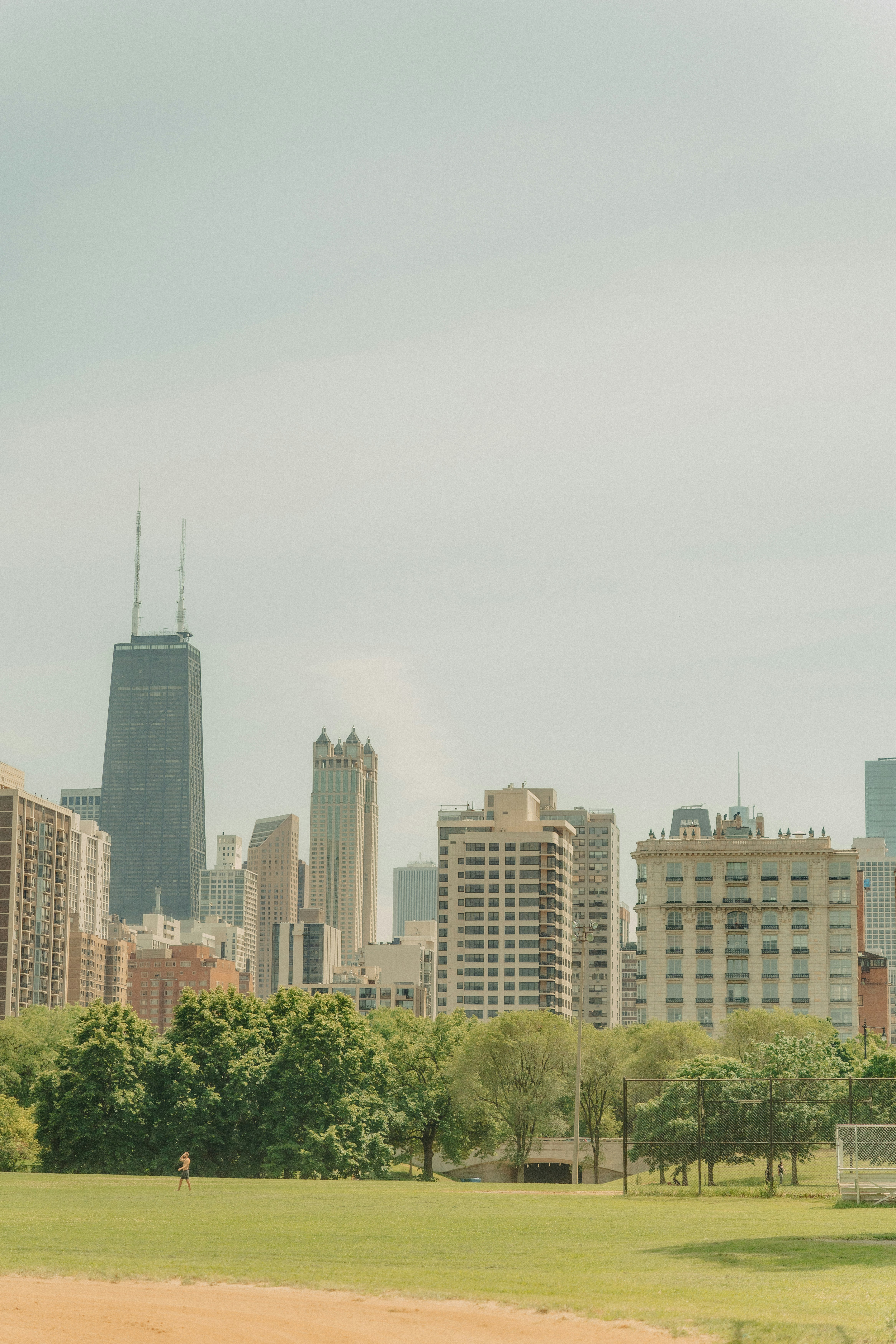 Ein Mann reitet auf einem Pferd in einem Stadtpark