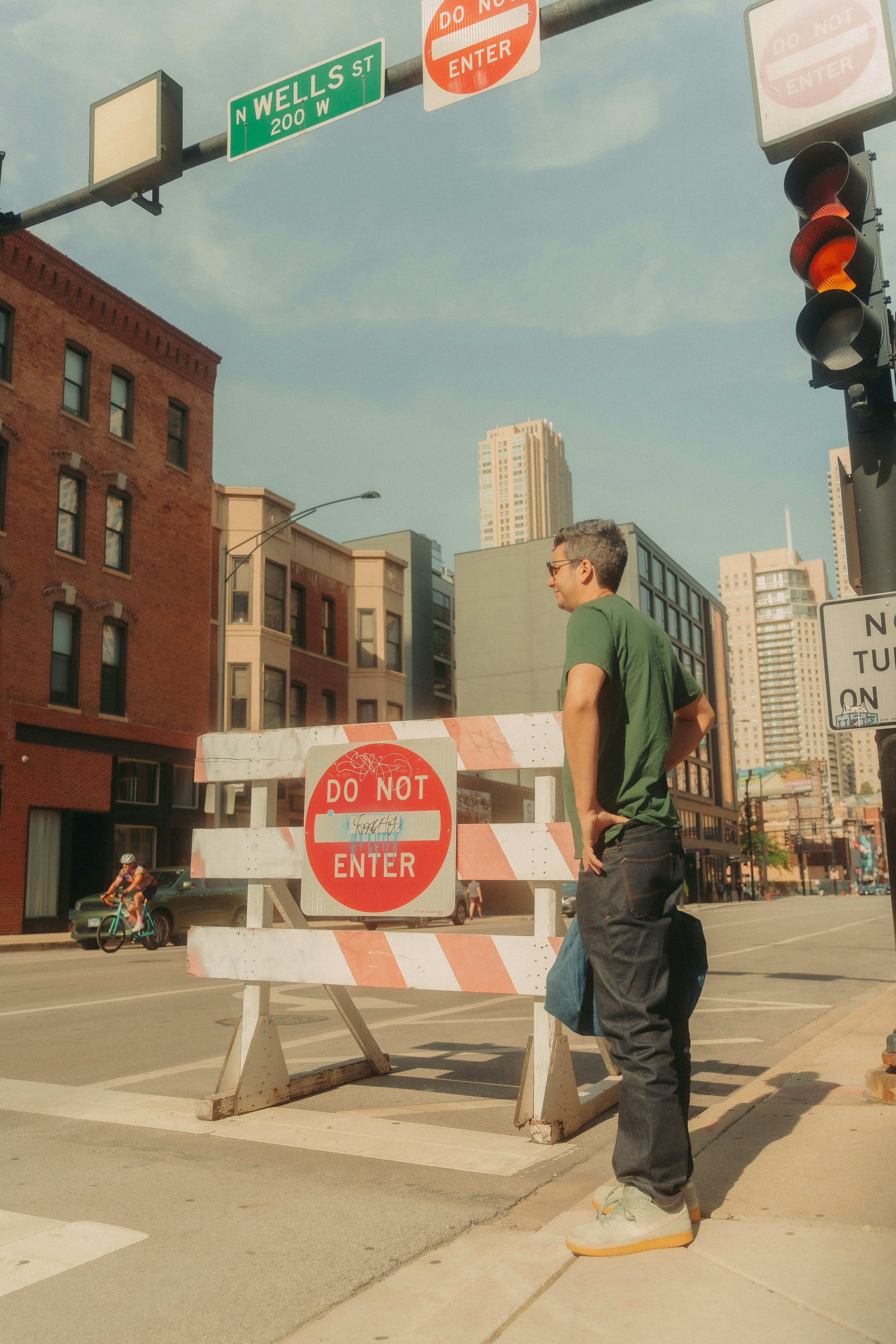 Ein Mann steht am Straßenrand neben einer Ampel