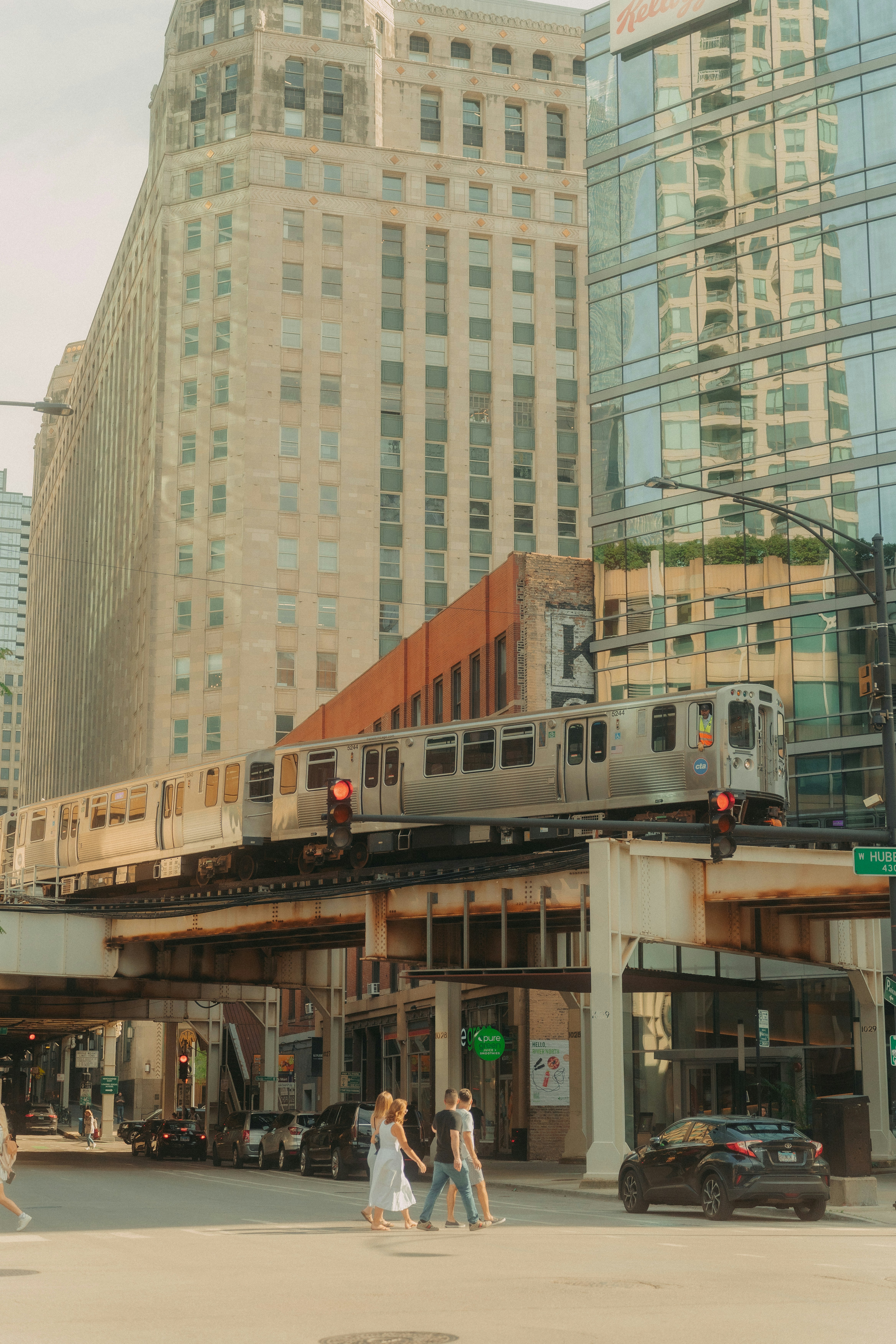 Eine Gruppe von Menschen geht über eine Straße neben hohen Gebäuden