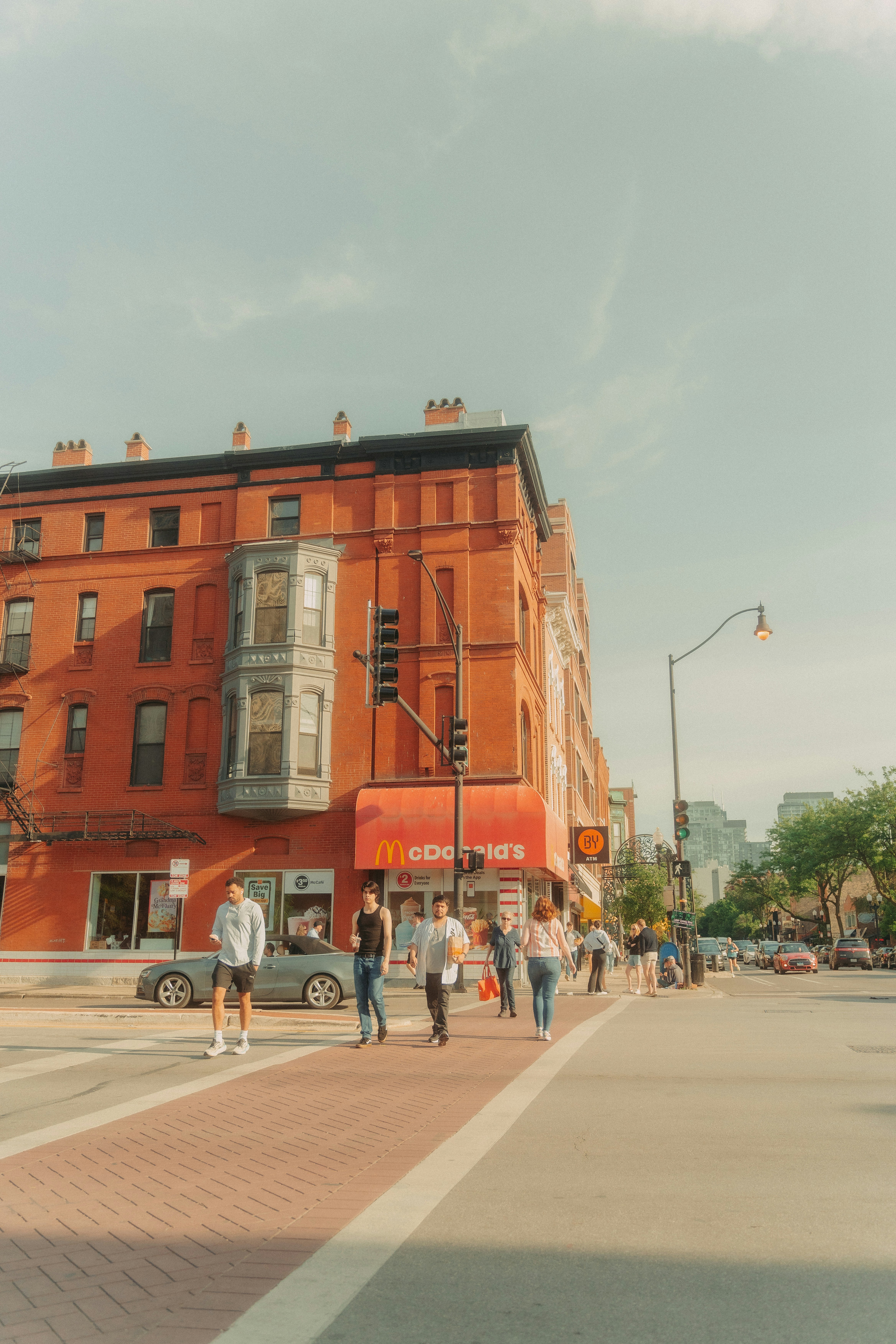 Eine Gruppe von Menschen, die über eine Straße gehen