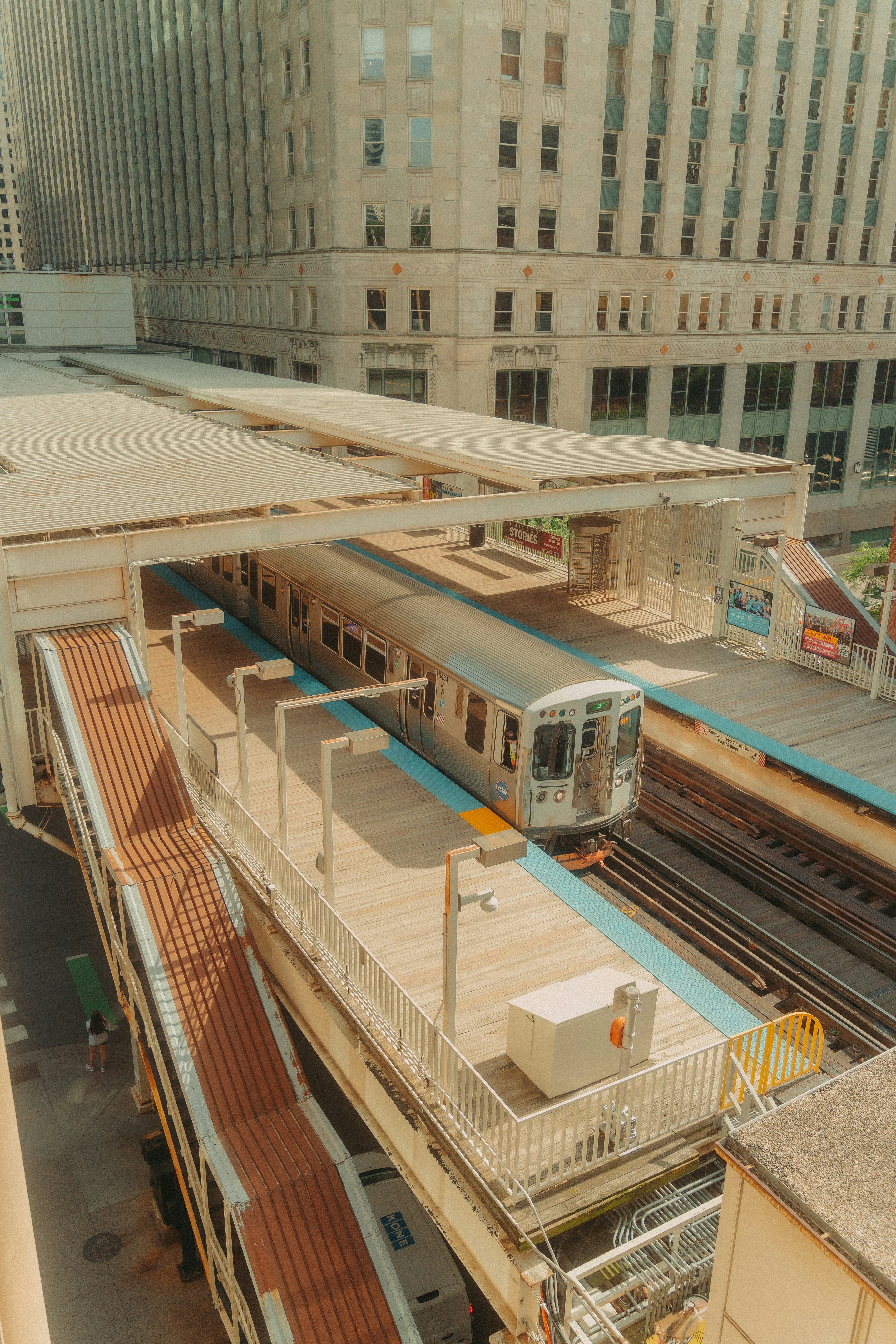 Ein Zug, der durch einen Bahnhof neben hohen Gebäuden fährt