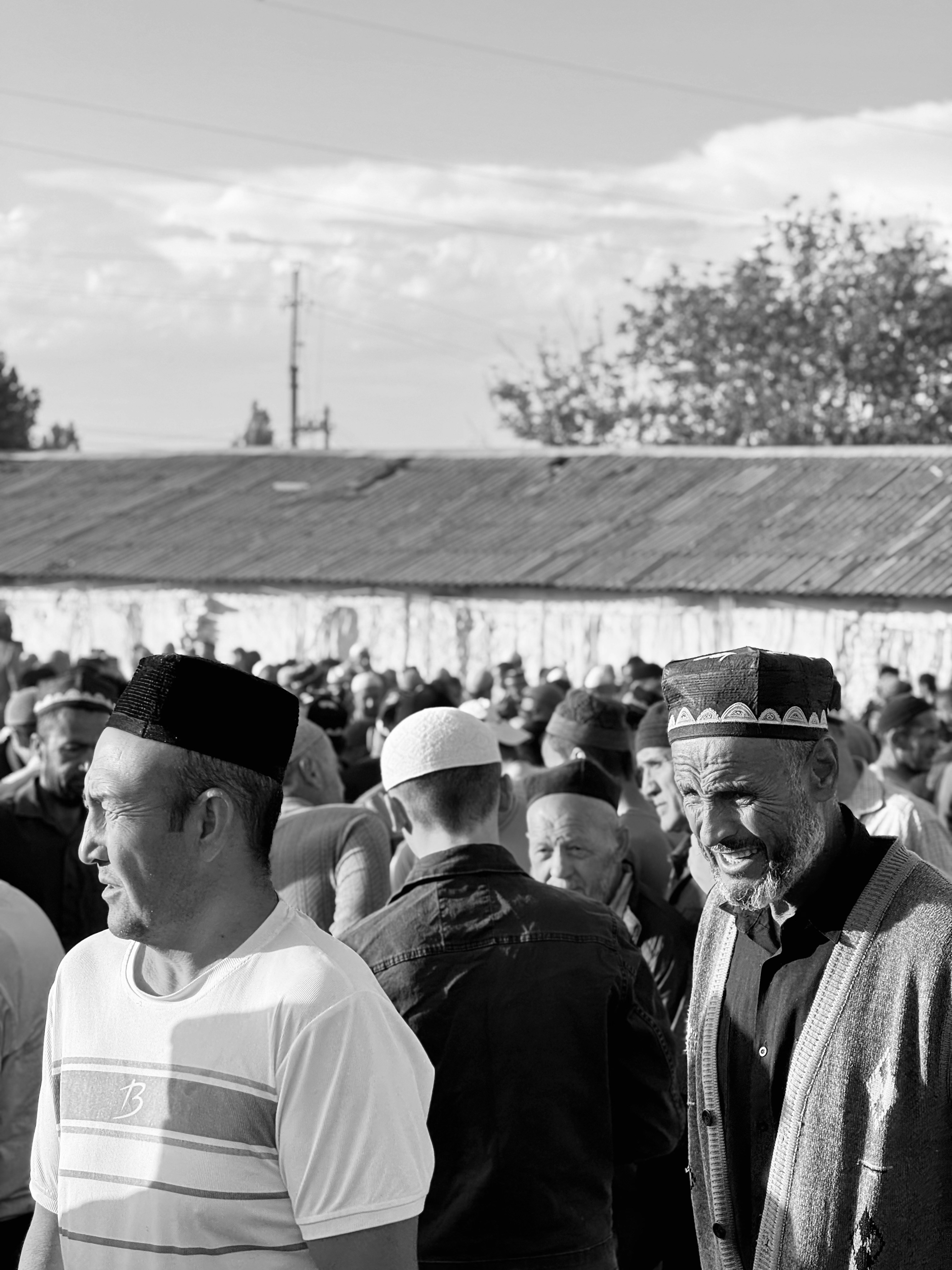 Sekelompok pria berdiri bersebelahan