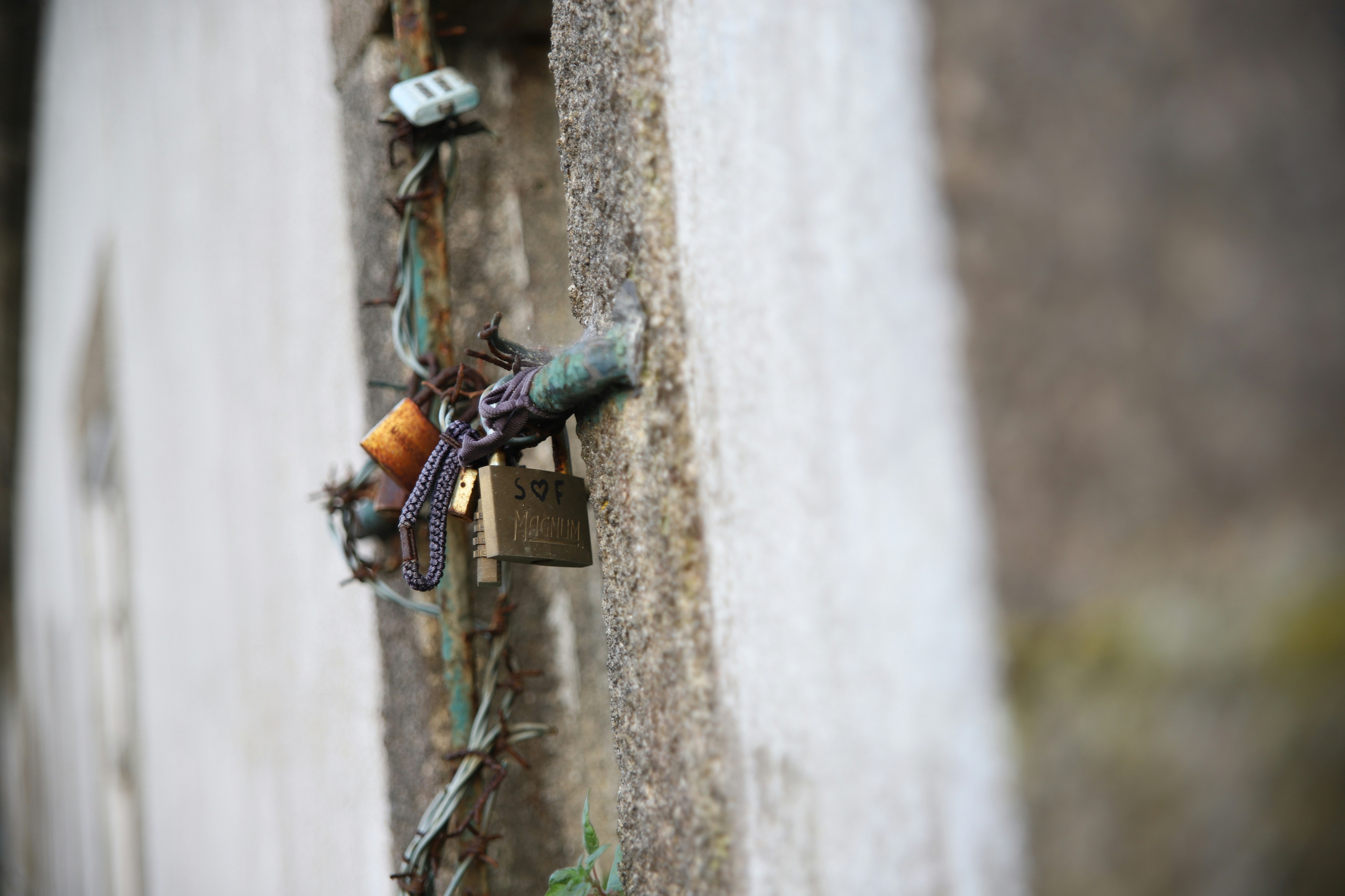 Un gros plan d’un mur avec un tas de fils attachés