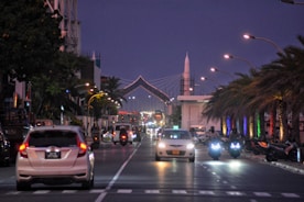 A city street filled with lots of traffic at night