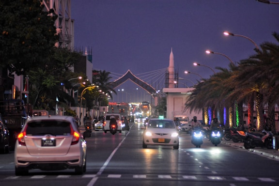 A city street filled with lots of traffic at night