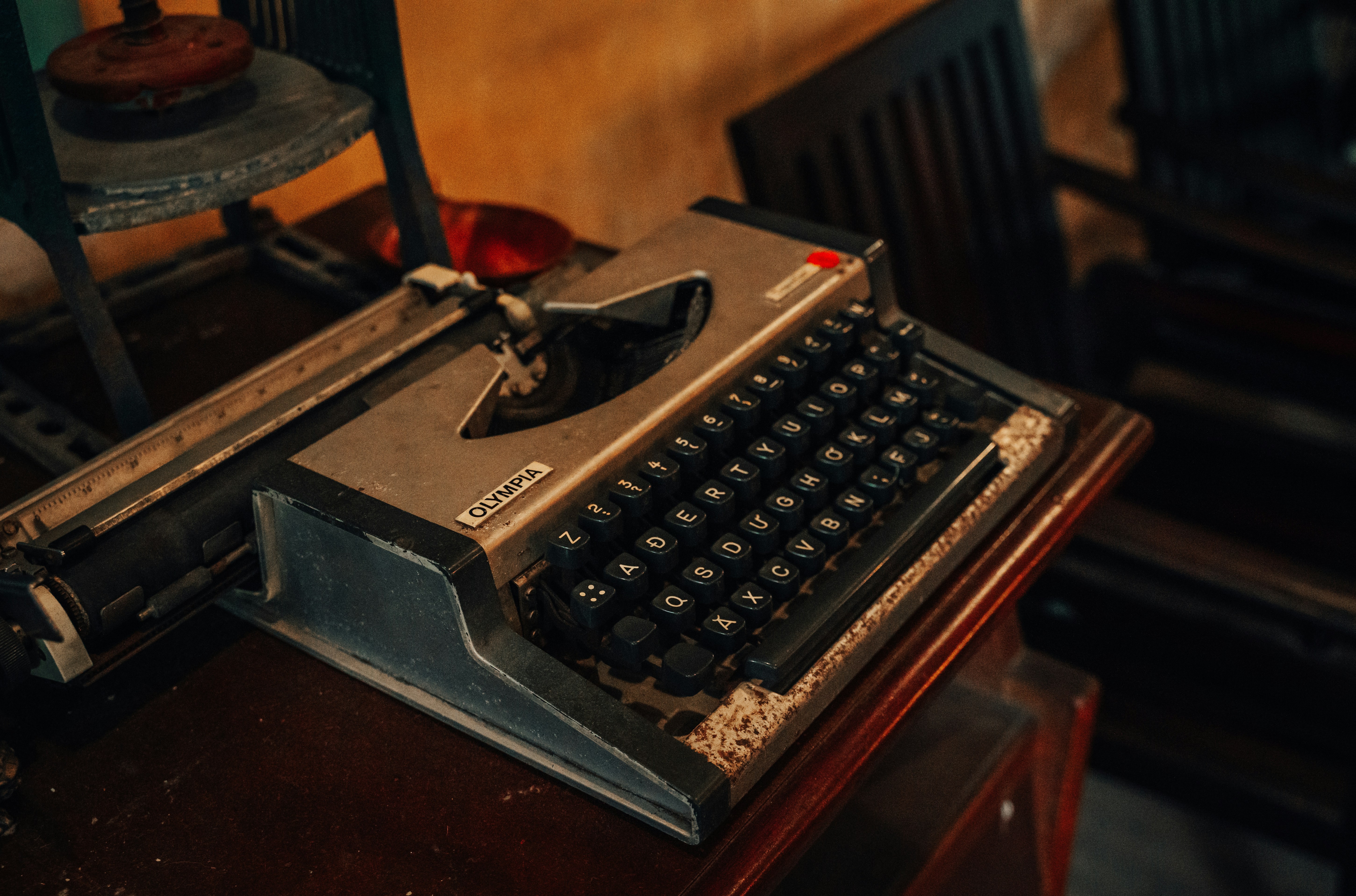 An old typewriter sitting on top of a wooden table