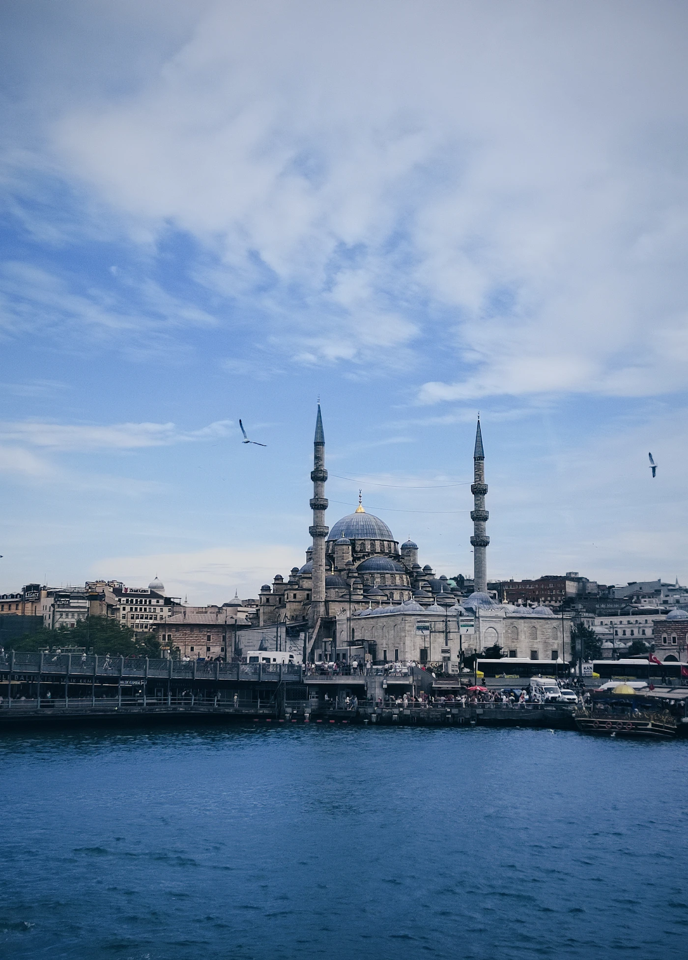 İstanbulda Qalata qülləsi açıq mavi səma fonunda