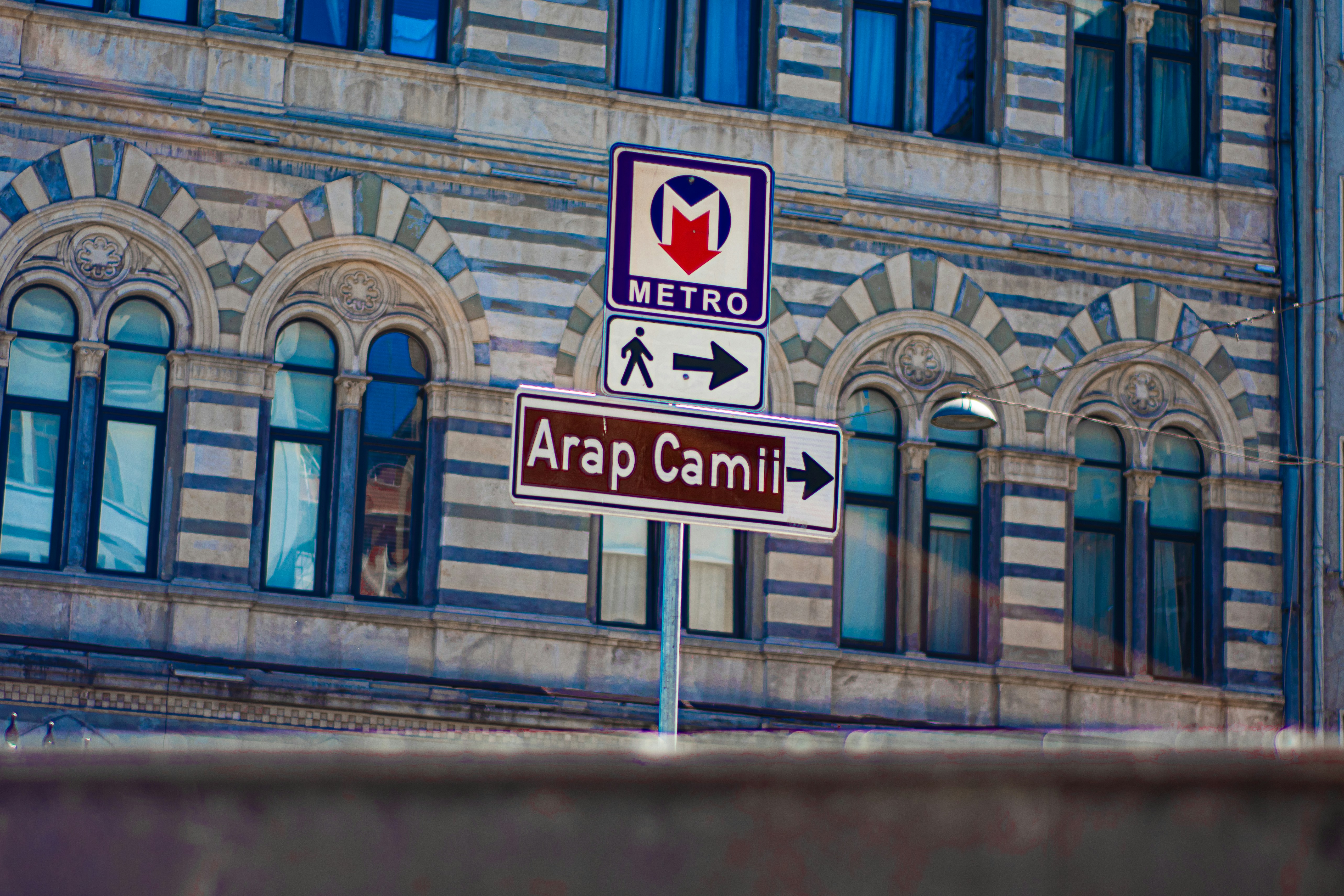Rambu jalan di depan gedung besar