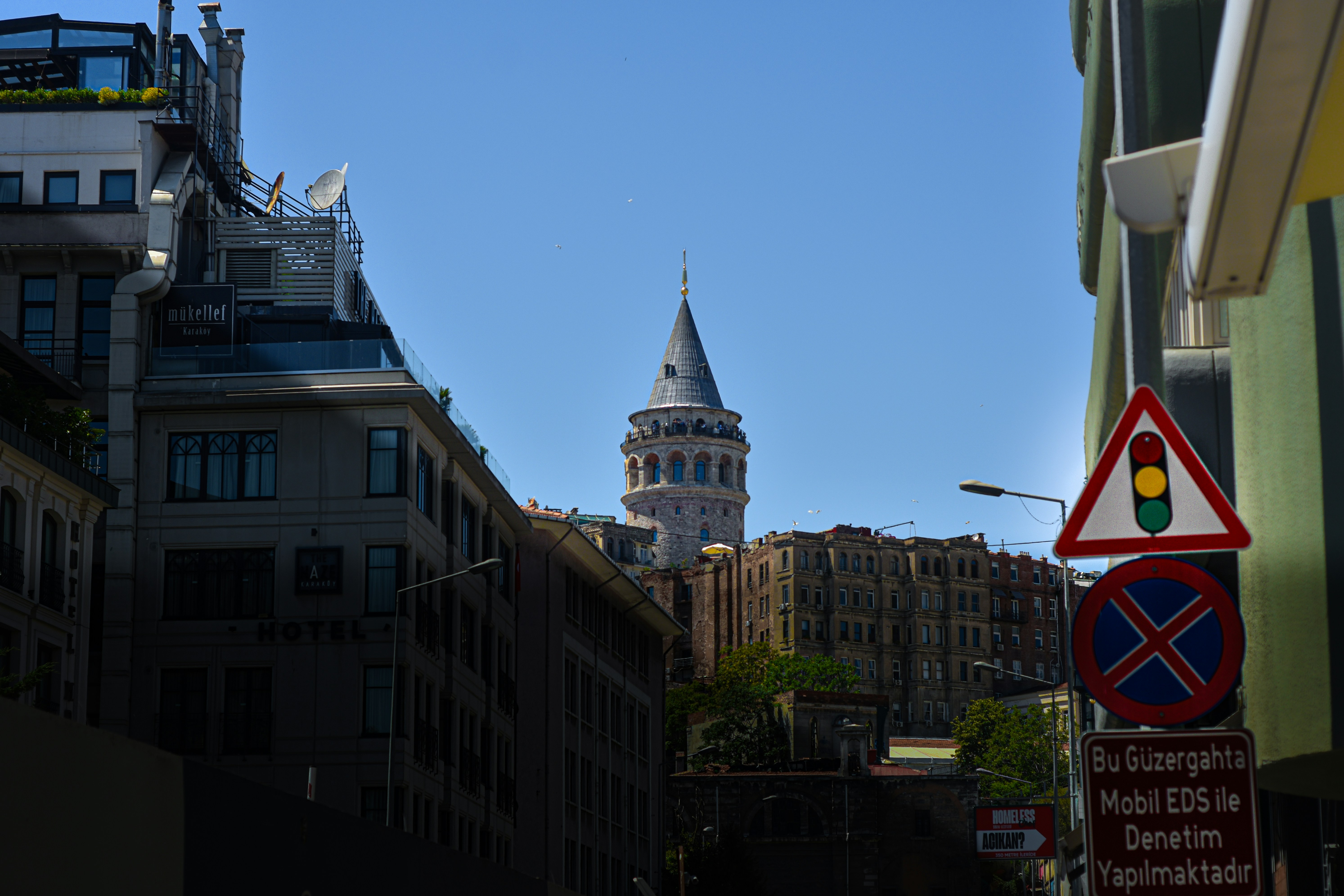 Veduta di un edificio con un campanile sullo sfondo