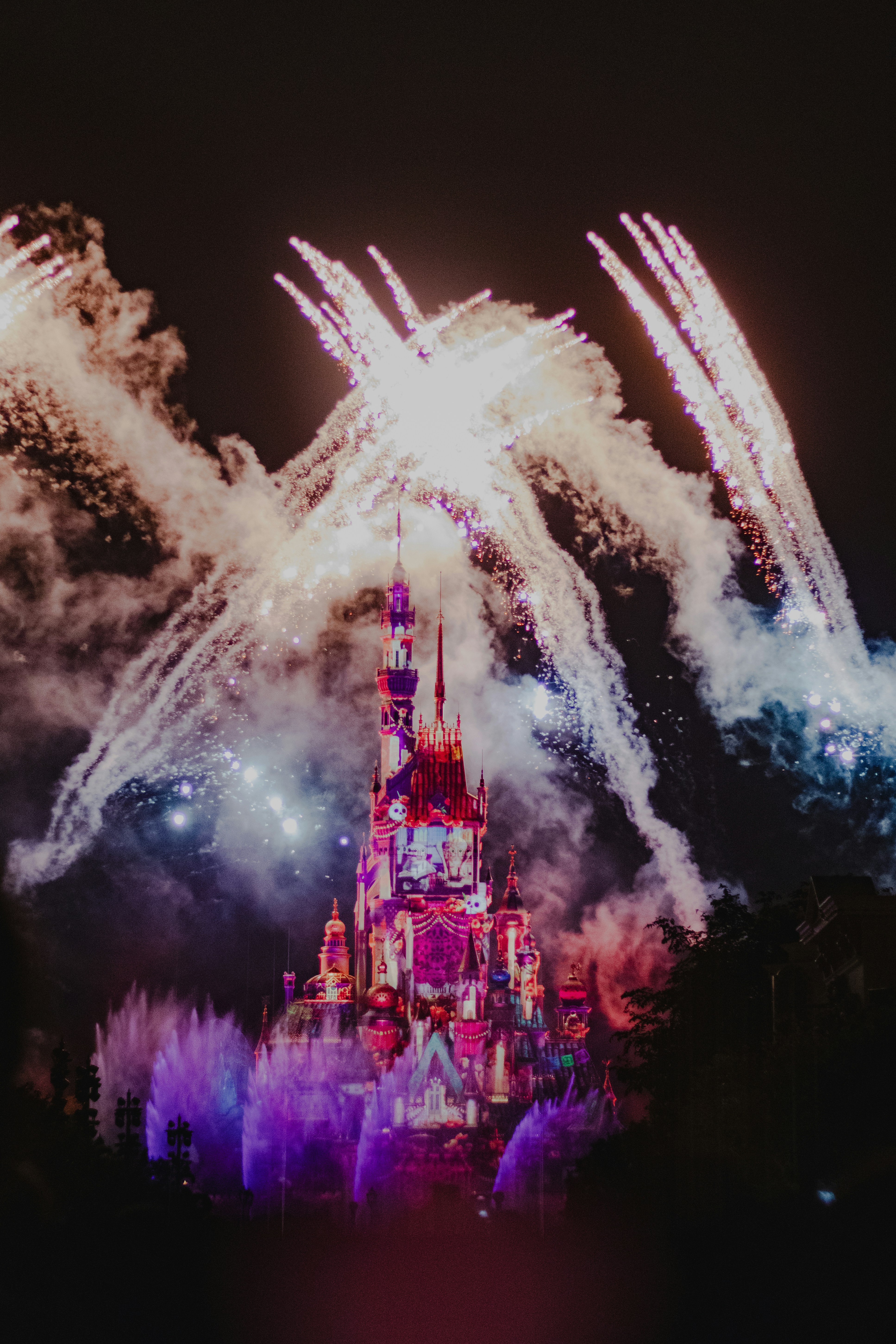 Un castello con tanti fuochi d'artificio nel cielo