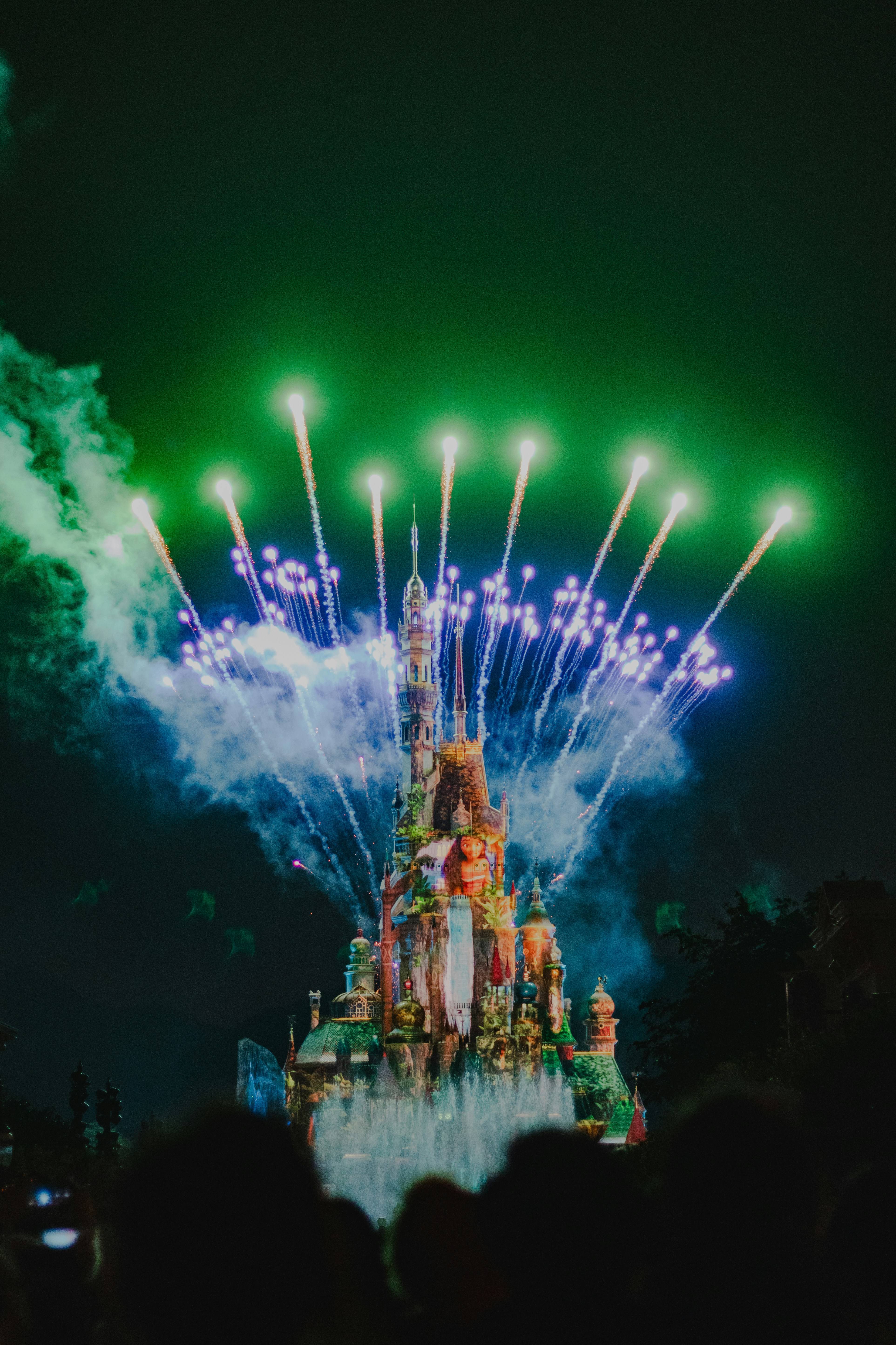 Una folla di persone che guardano uno spettacolo pirotecnico