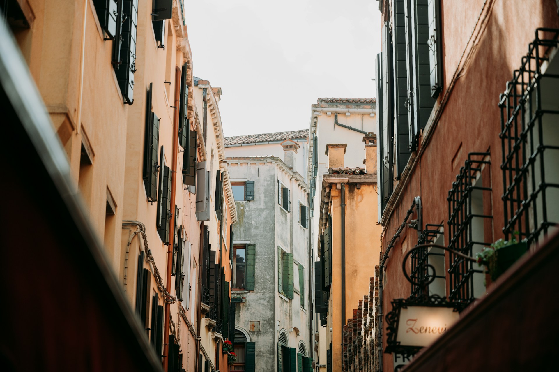 A narrow alley way with buildings on both sides