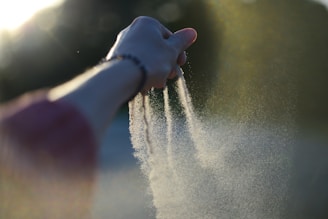 Una persona che tende la mano per spruzzare acqua