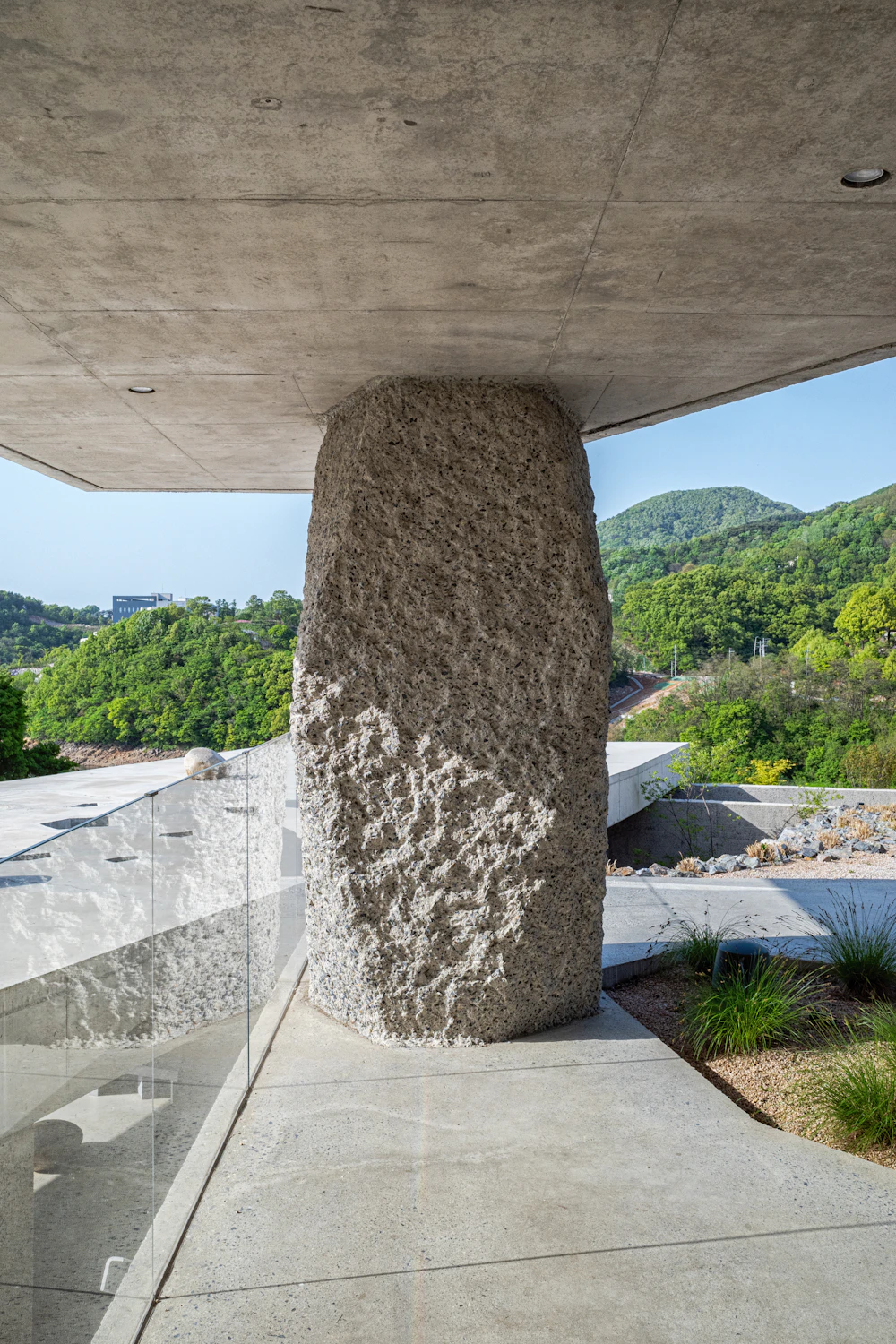Estructura de hormigón con vista a las montañas