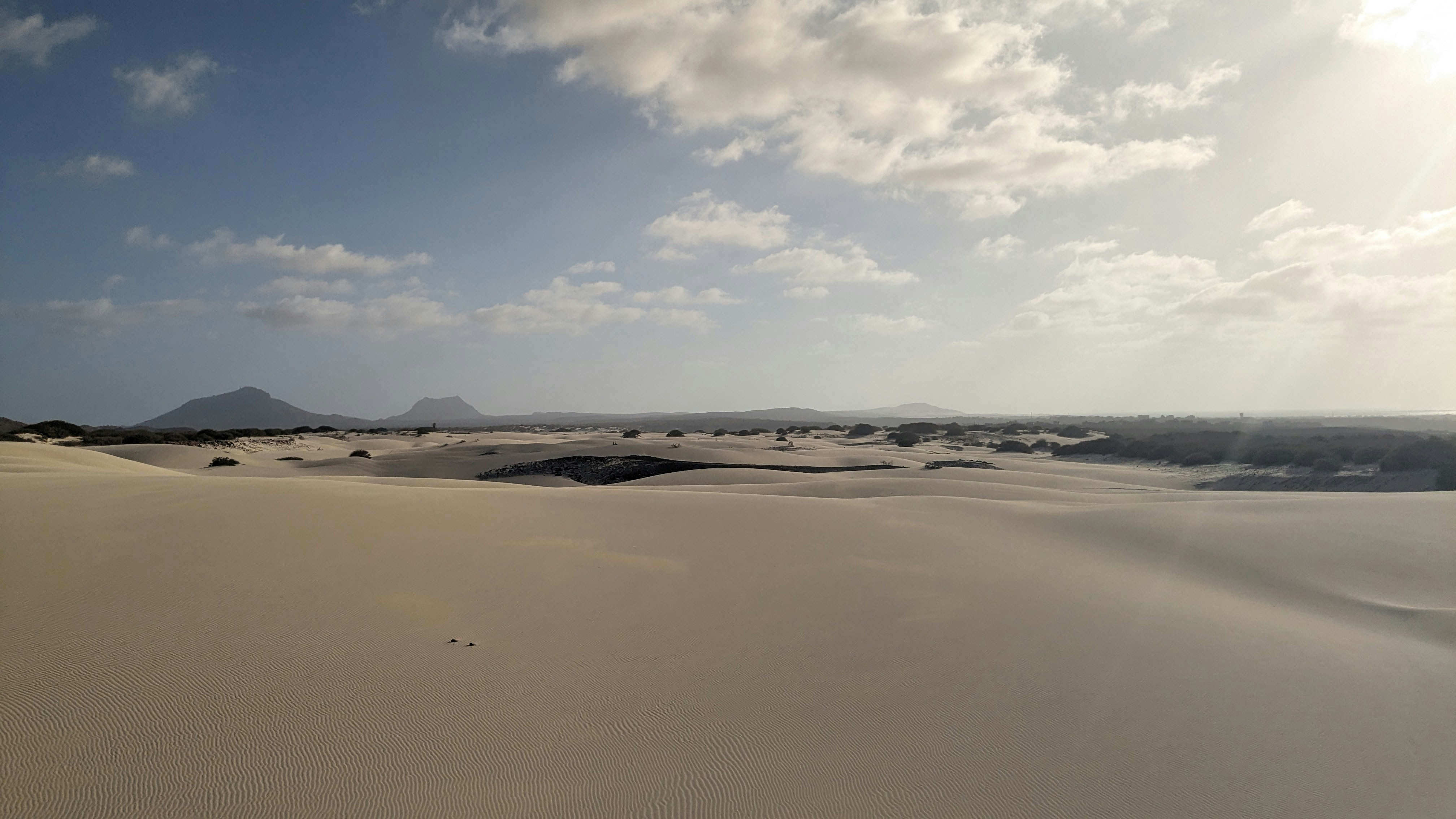 Le soleil brille sur les dunes de sable