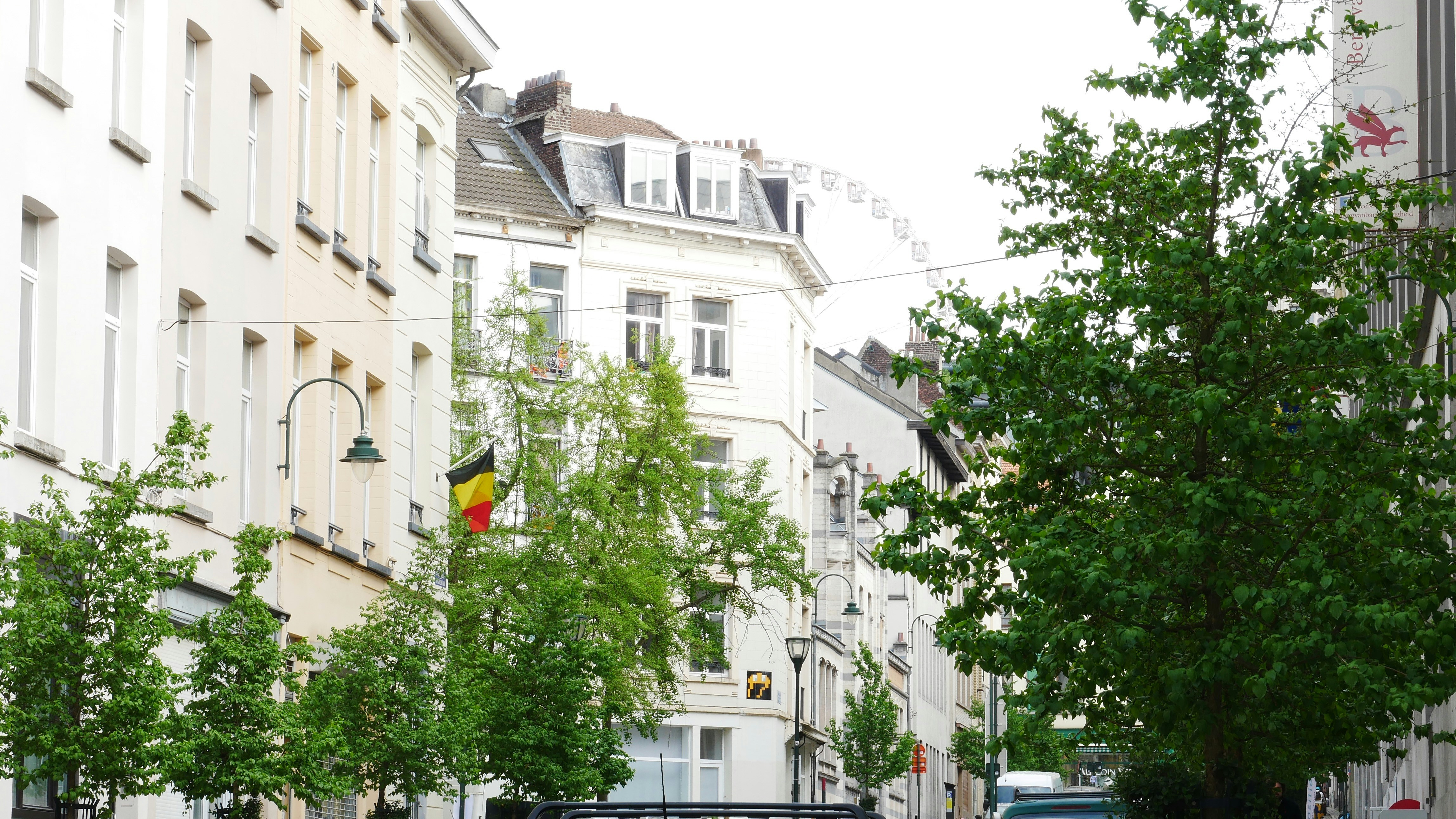 Une rue de la ville bordée de grands immeubles et d’arbres