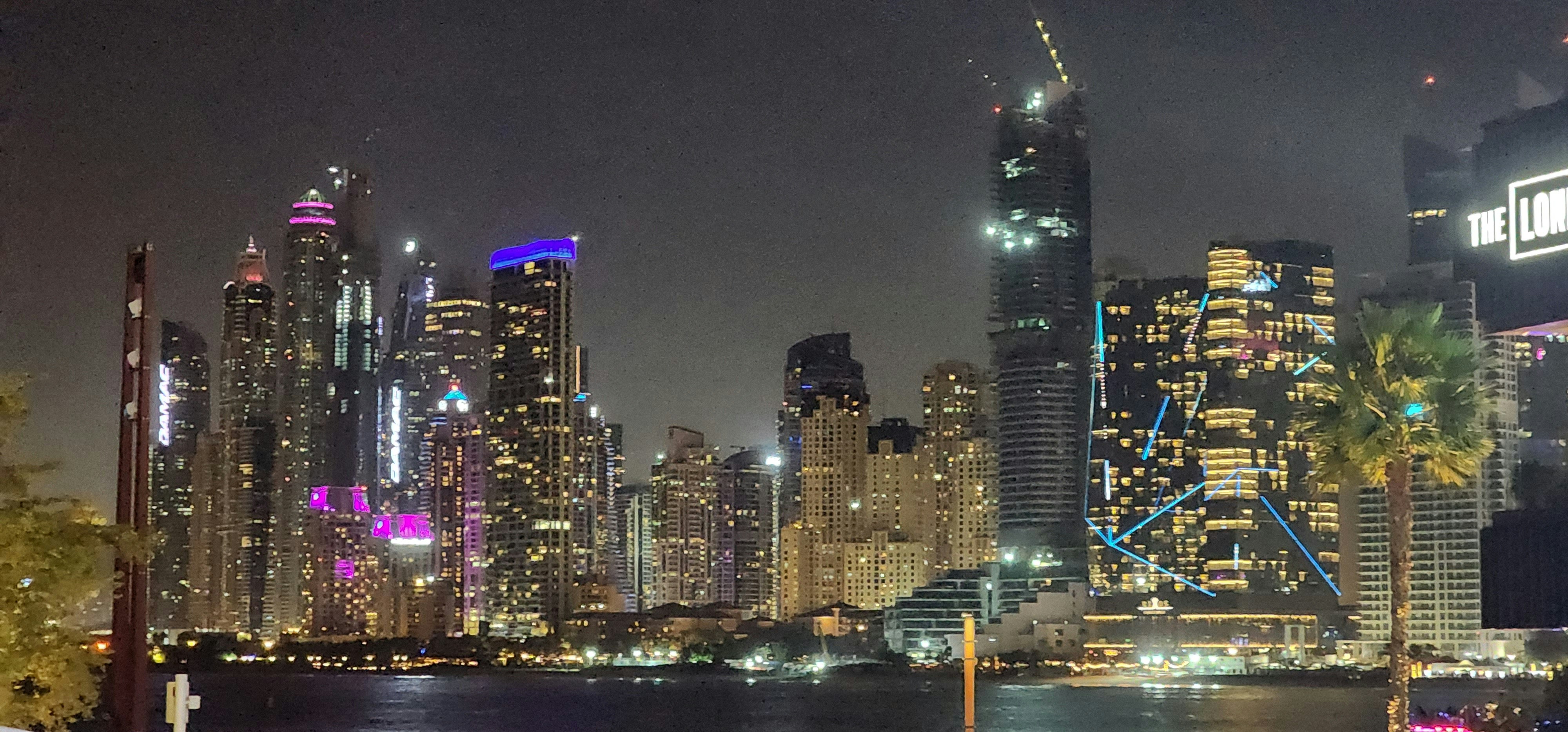 Eine Skyline der Stadt bei Nacht mit eingeschaltetem Licht