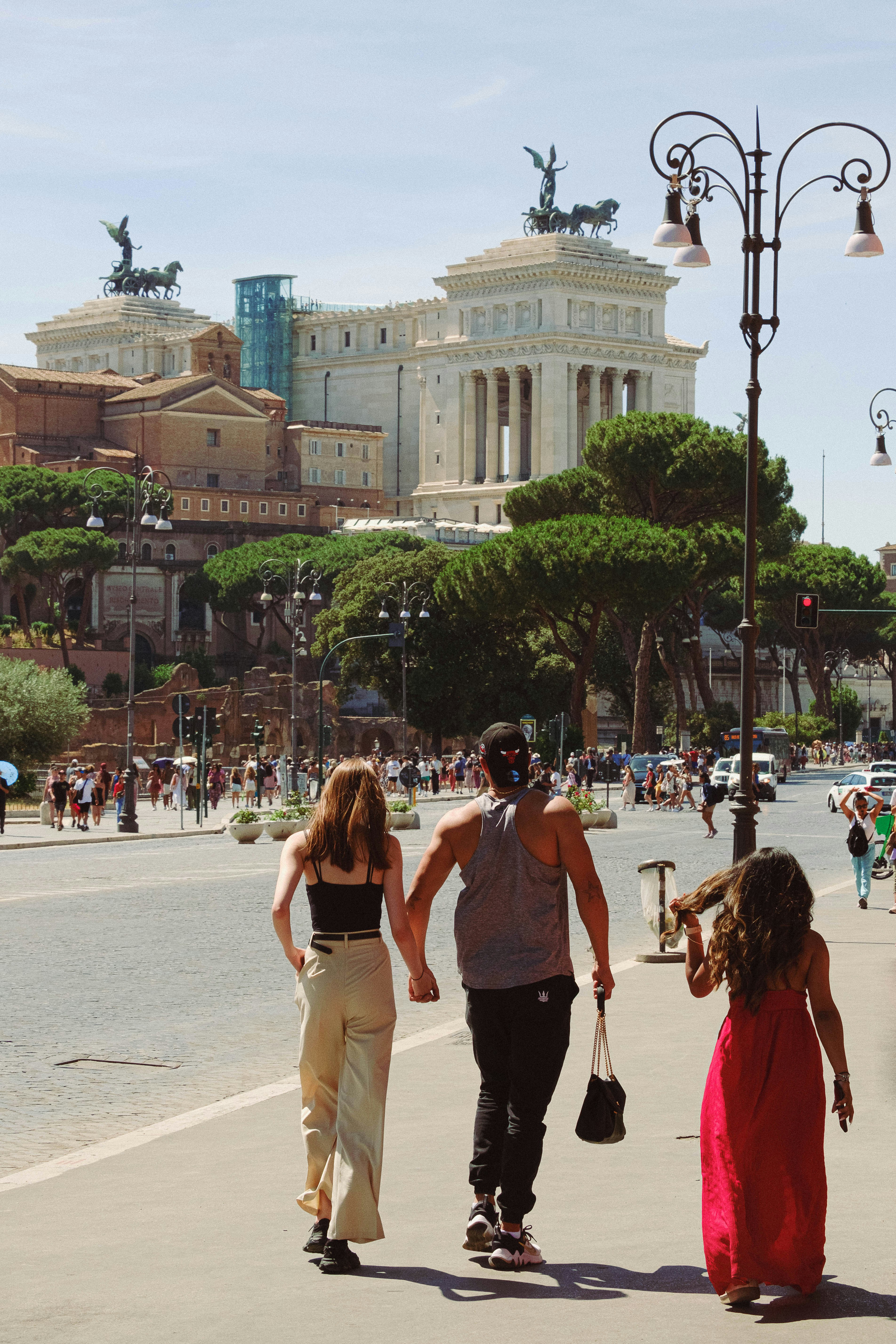 Un grupo de personas caminando por una calle