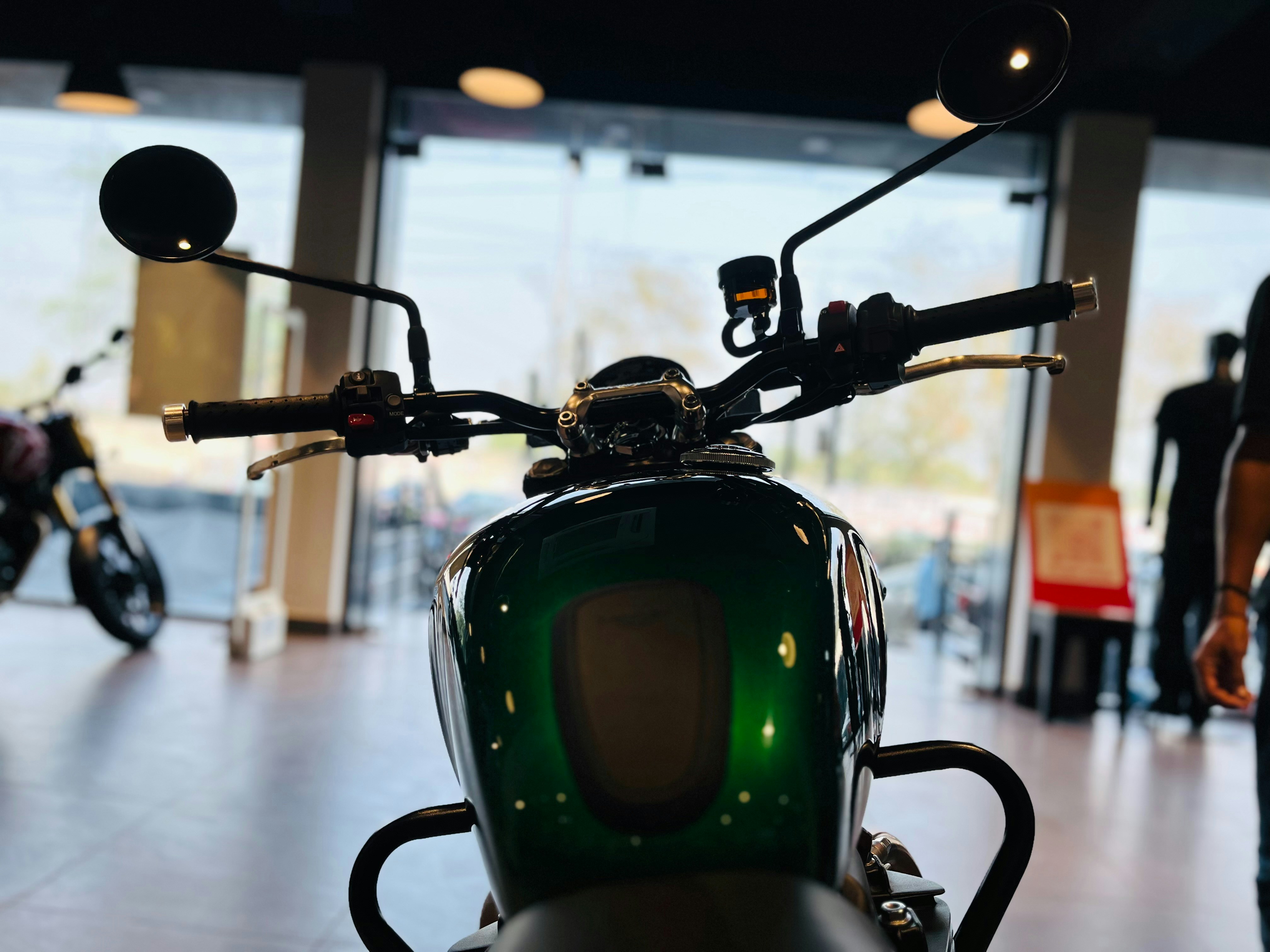 Uma motocicleta verde estacionada dentro de um prédio