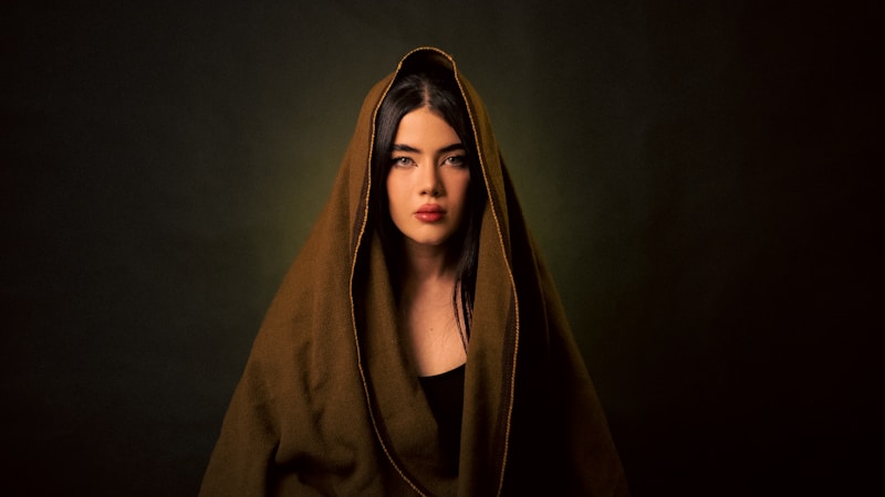 Chal marrón sobre vestido negro