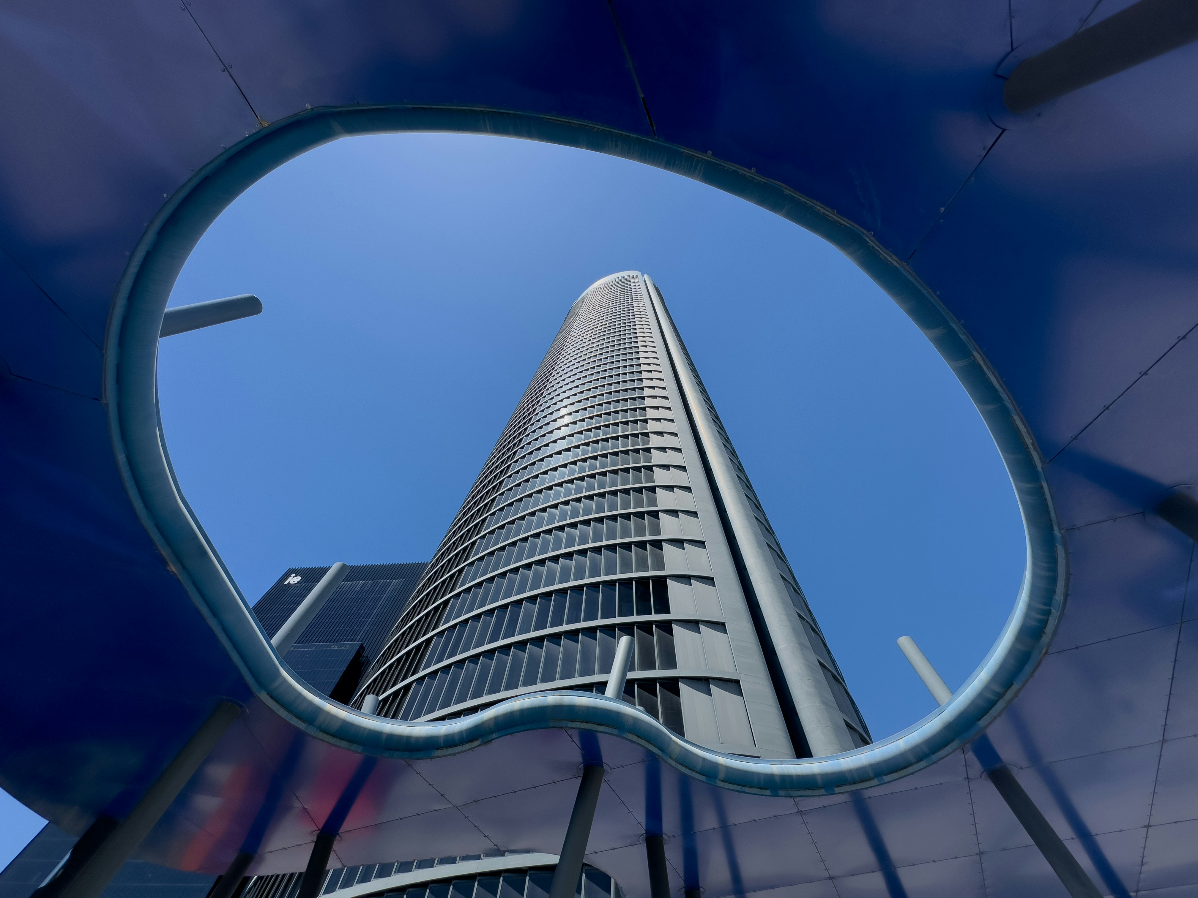 Blick auf ein Gebäude durch einen Rückspiegel