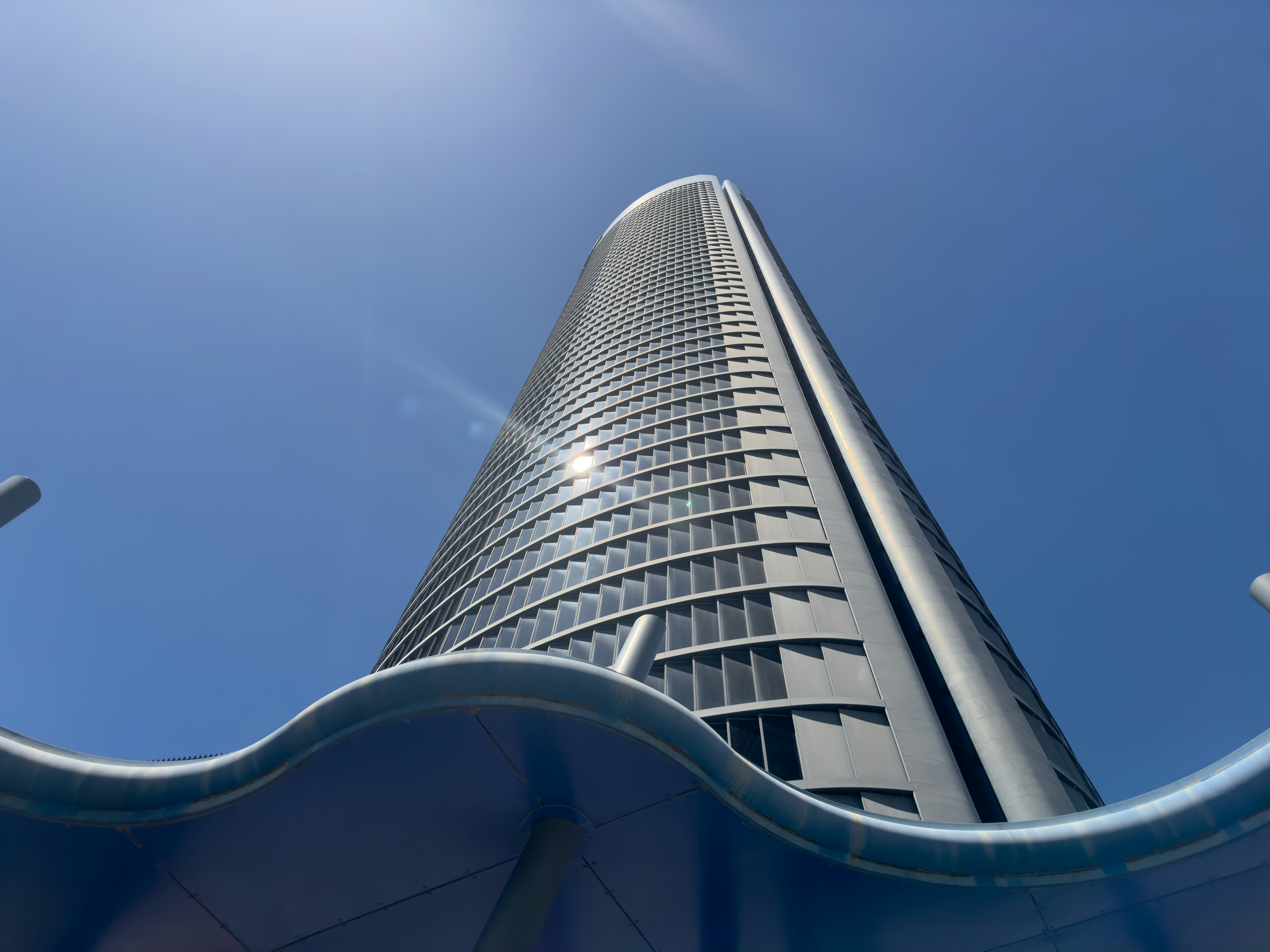 Blick von unten auf ein hohes Gebäude