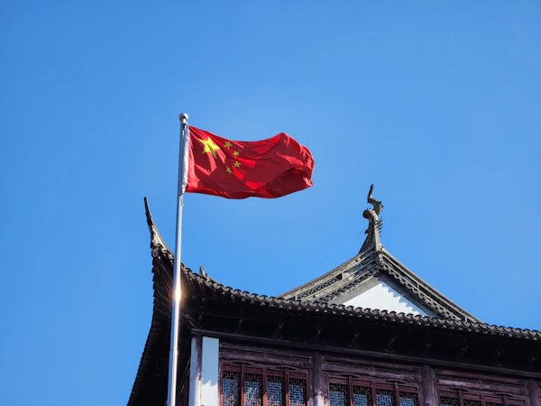 Bandera de China sobre un techo tradicional chino