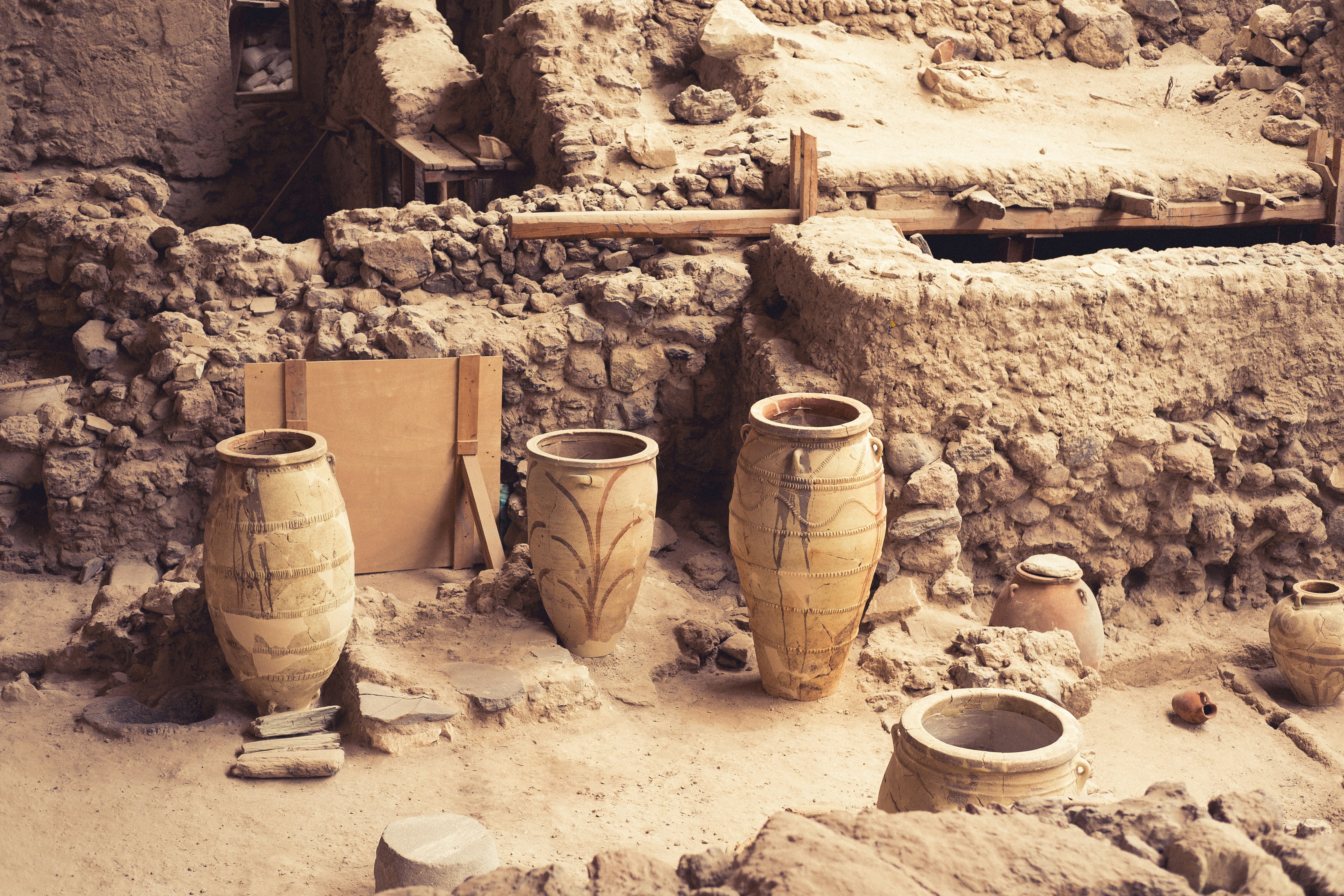 A group of vases sitting next to a building