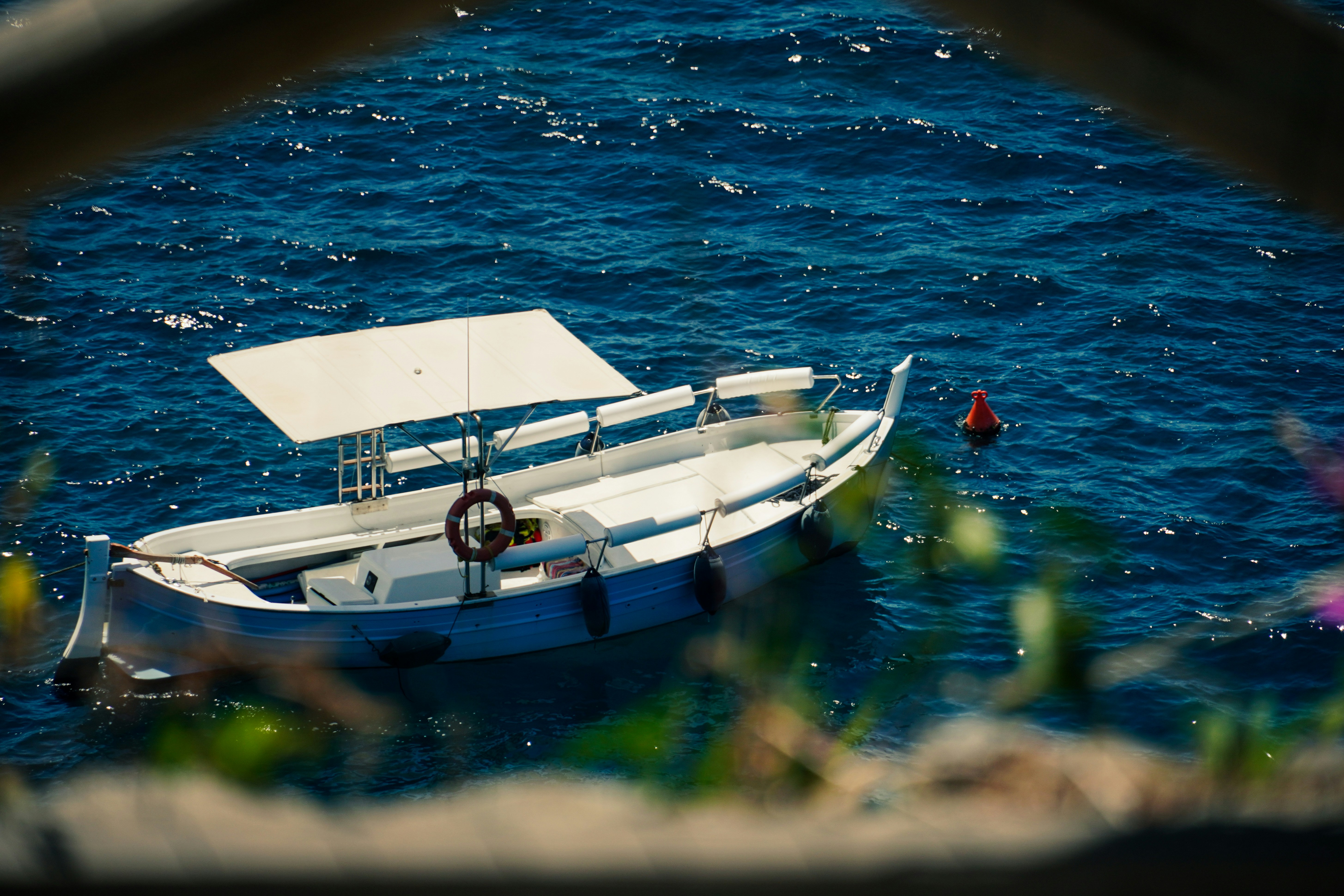 Pequeña embarcación flotando en aguas calmadas y cristalinas