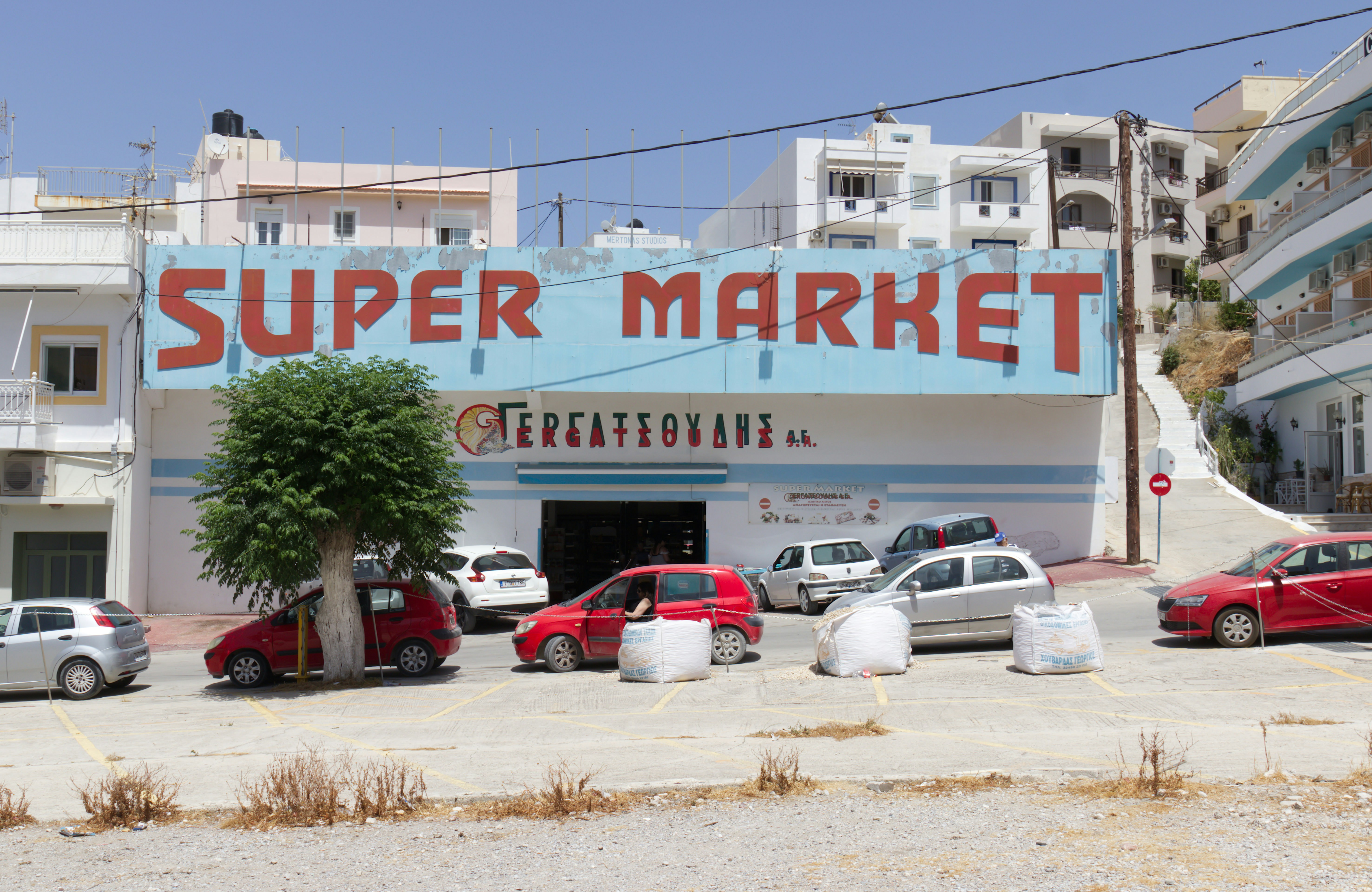 A bunch of cars parked in front of a building