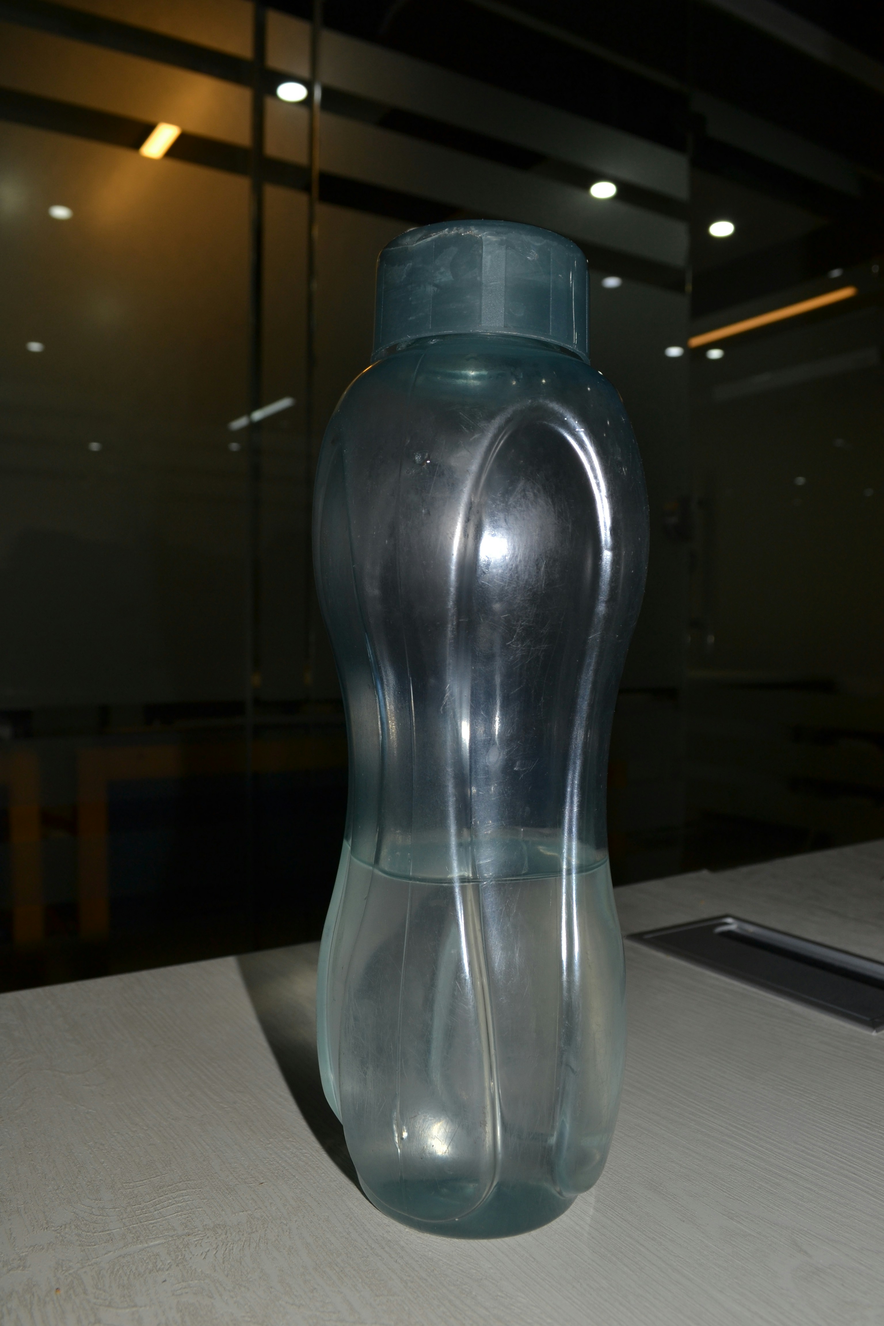 Botol plastik bening bekas minuman di permukaan putih