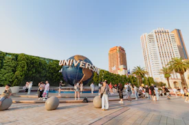 Un grupo de personas de pie frente a la esfera icónica de Universal Studios