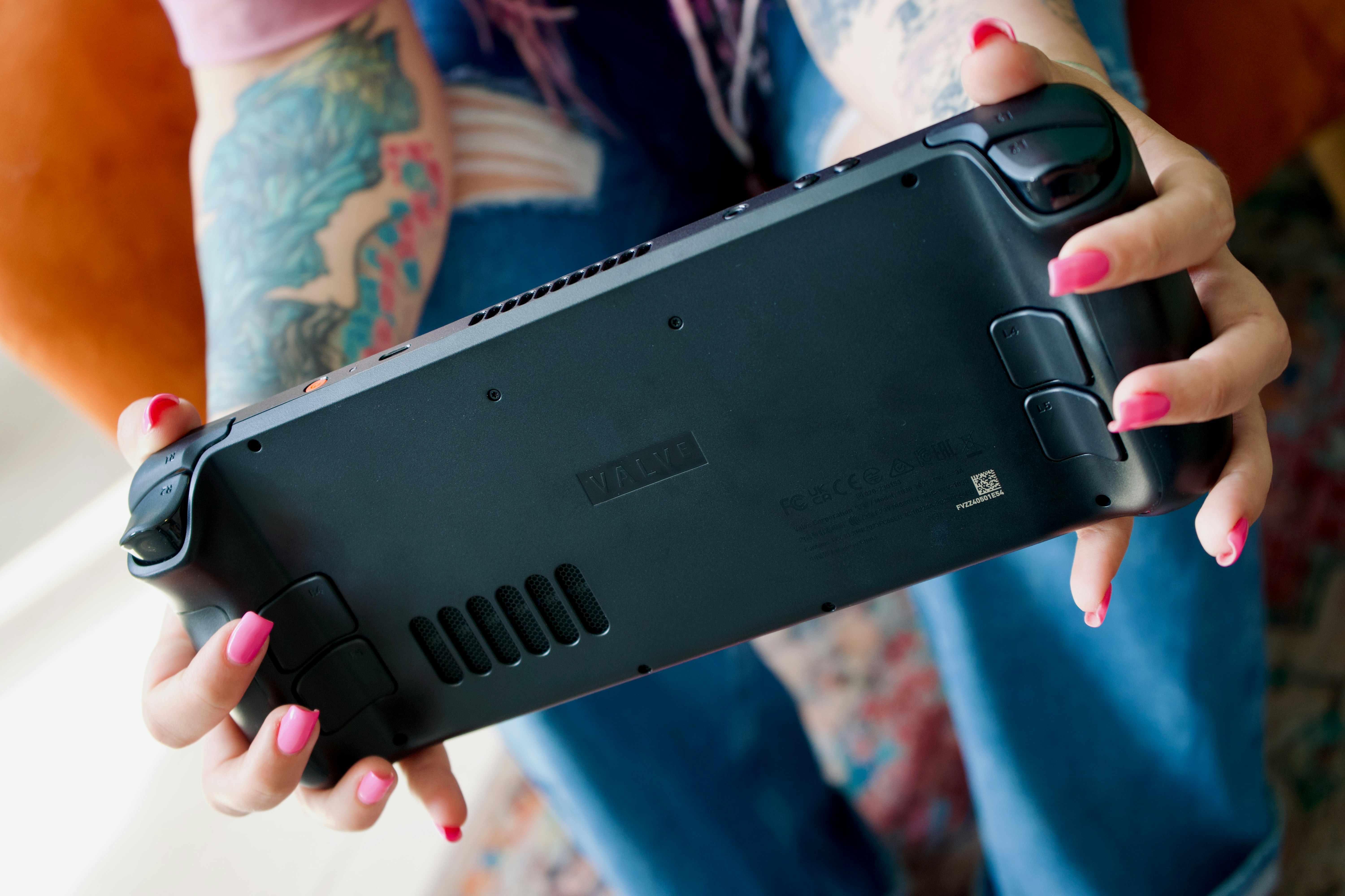 Eine Frau hält ein Handy in der Hand