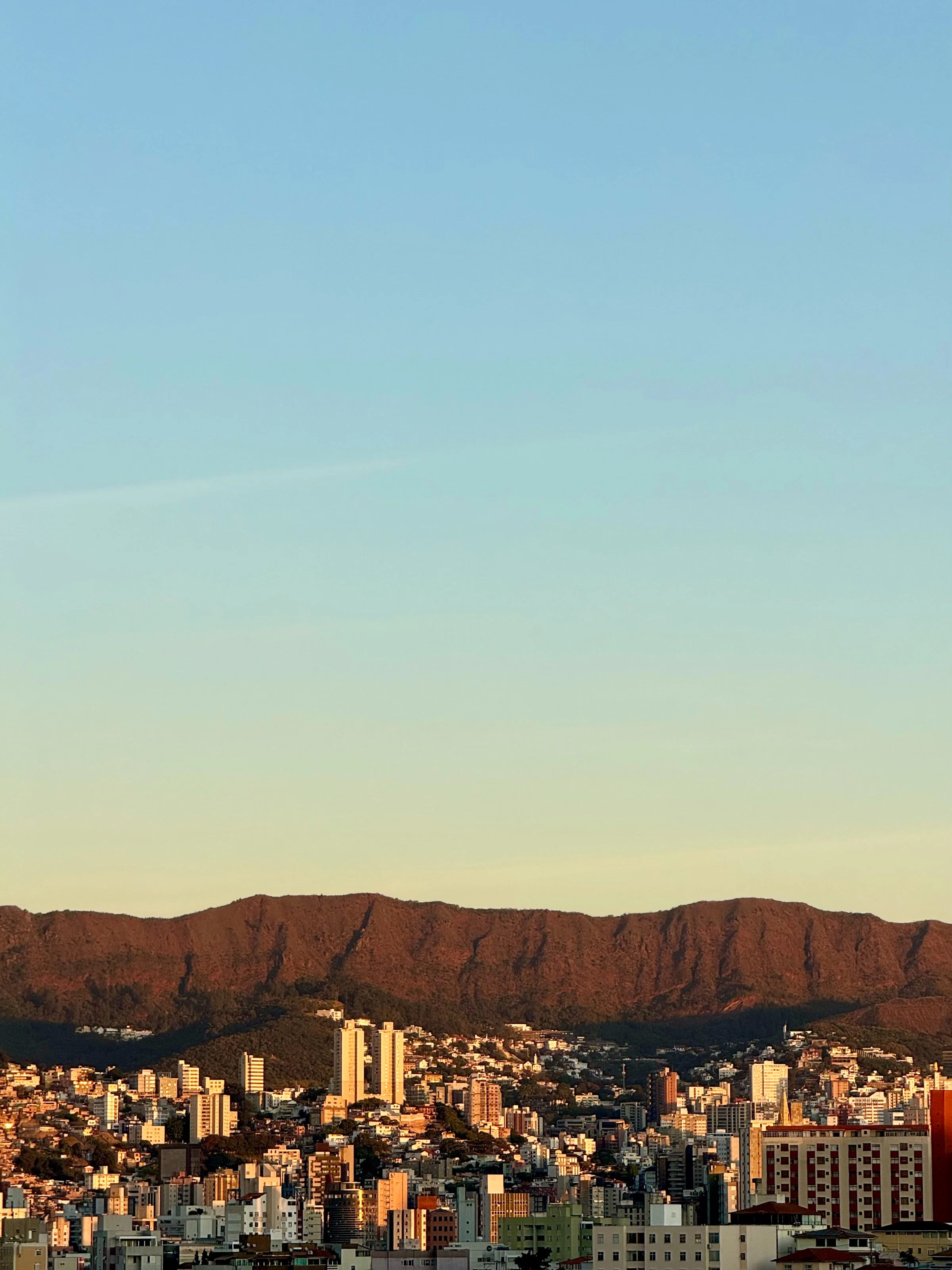 Belo Horizonte e a Serra do Curral ao pôr do sol