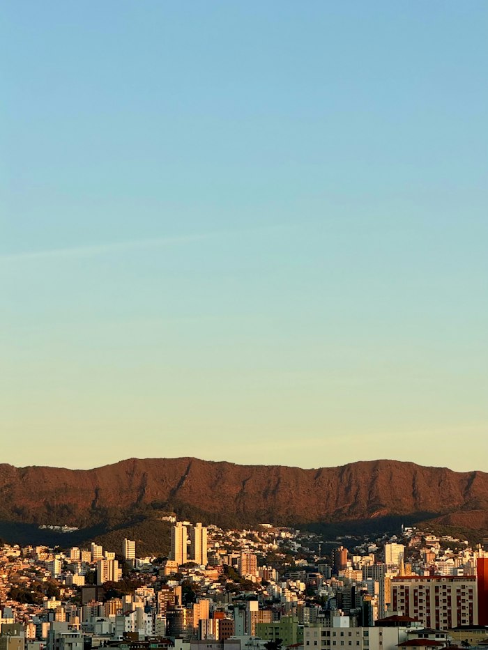 Skyline de Belo Horizonte com as montanhas ao fundo
