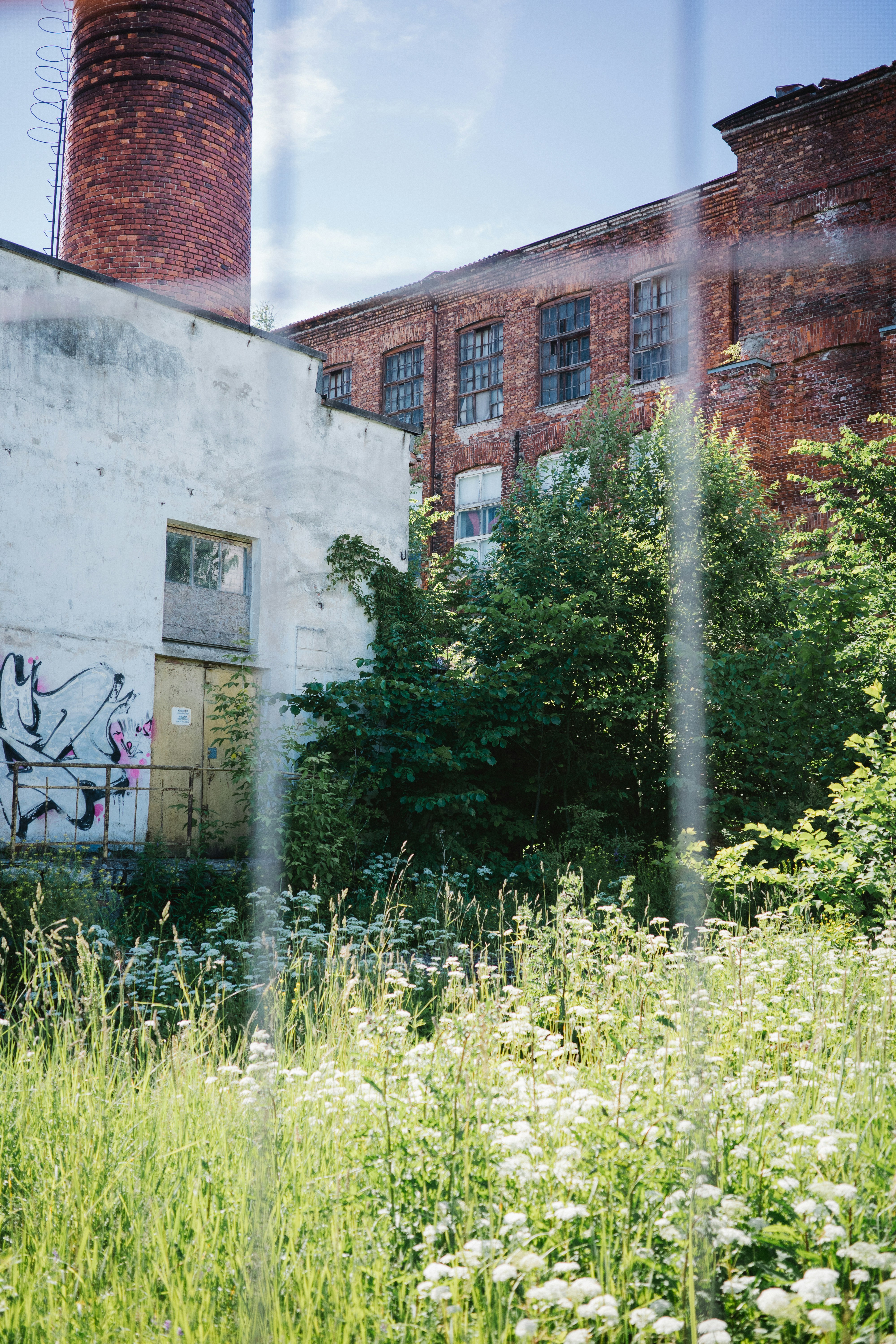 A building with graffiti on the side of it