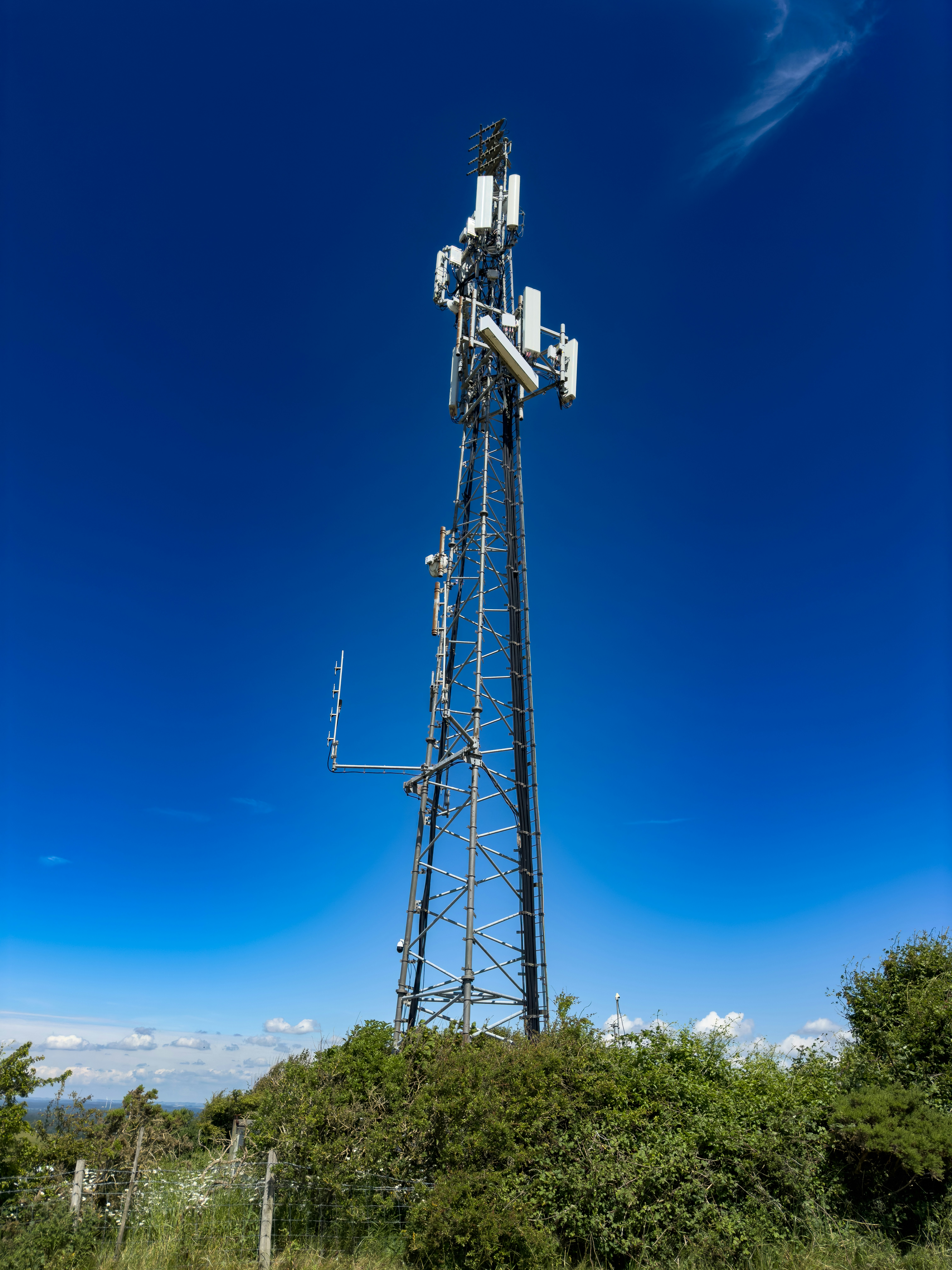 Ein sehr hoher Turm, der mitten auf einem Feld steht