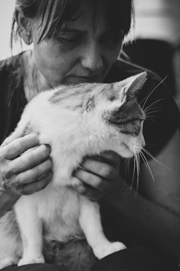 Une photo en noir et blanc d'une femme tenant un chat