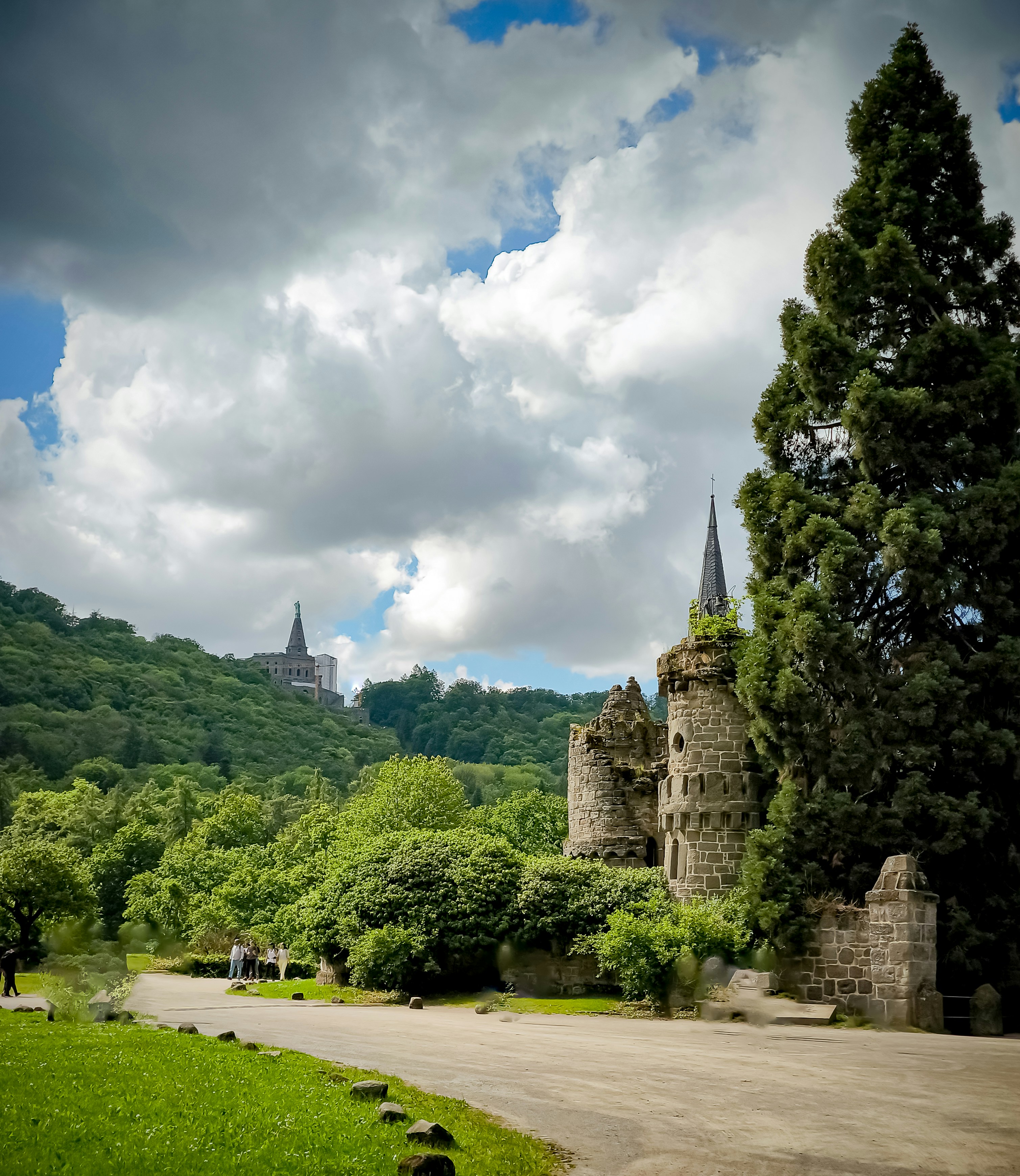 Ein großes Schloss auf einem üppig grünen Hügel