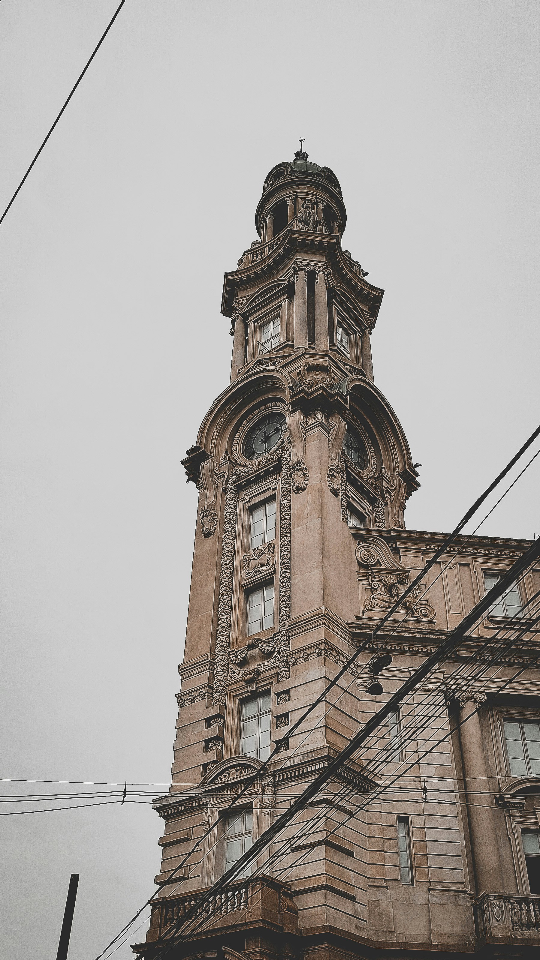 Um prédio alto com um relógio no topo