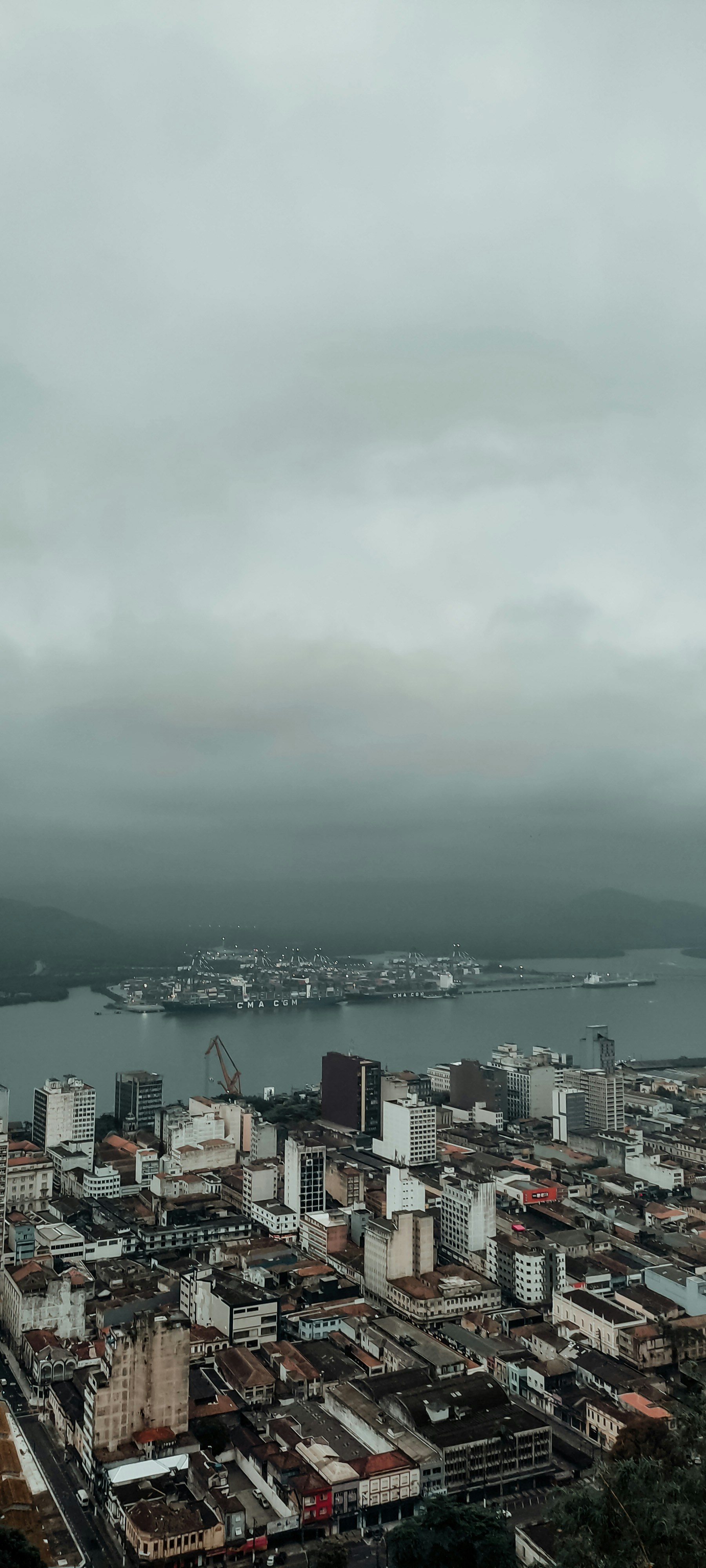 Uma vista de uma cidade e um corpo de água