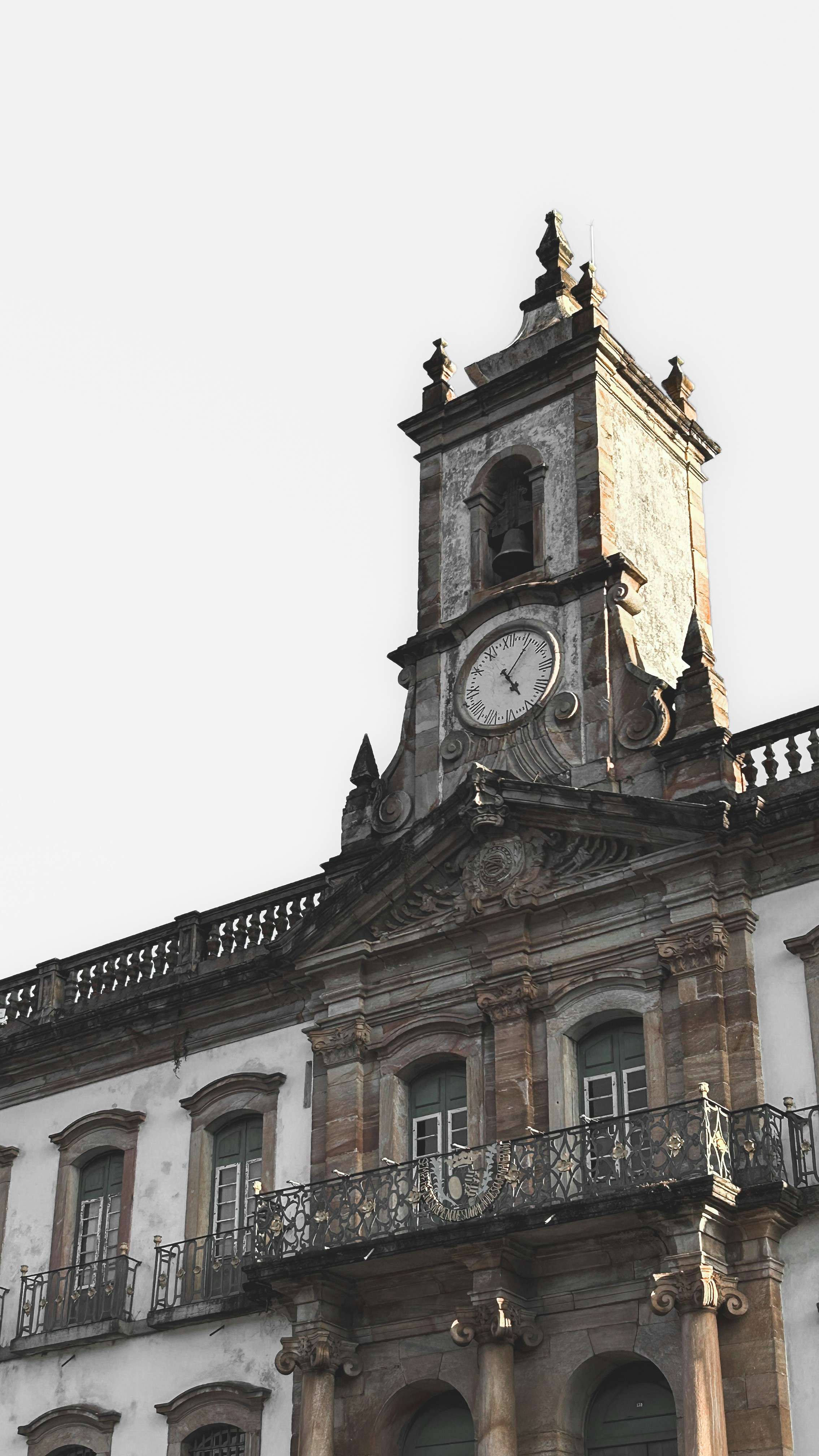 Um grande edifício com um relógio no topo dele