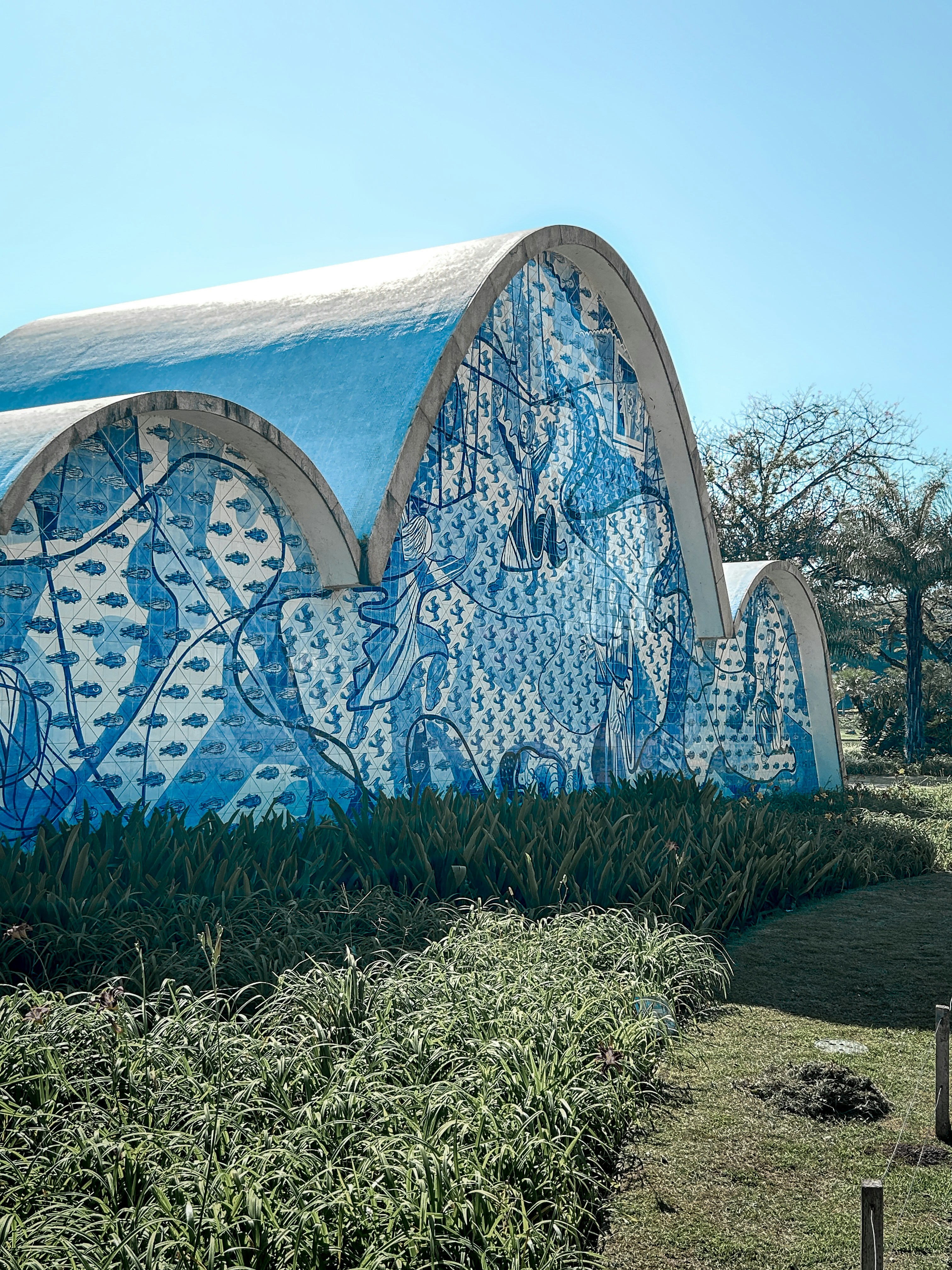 Um edifício azul e branco sentado no meio de um campo