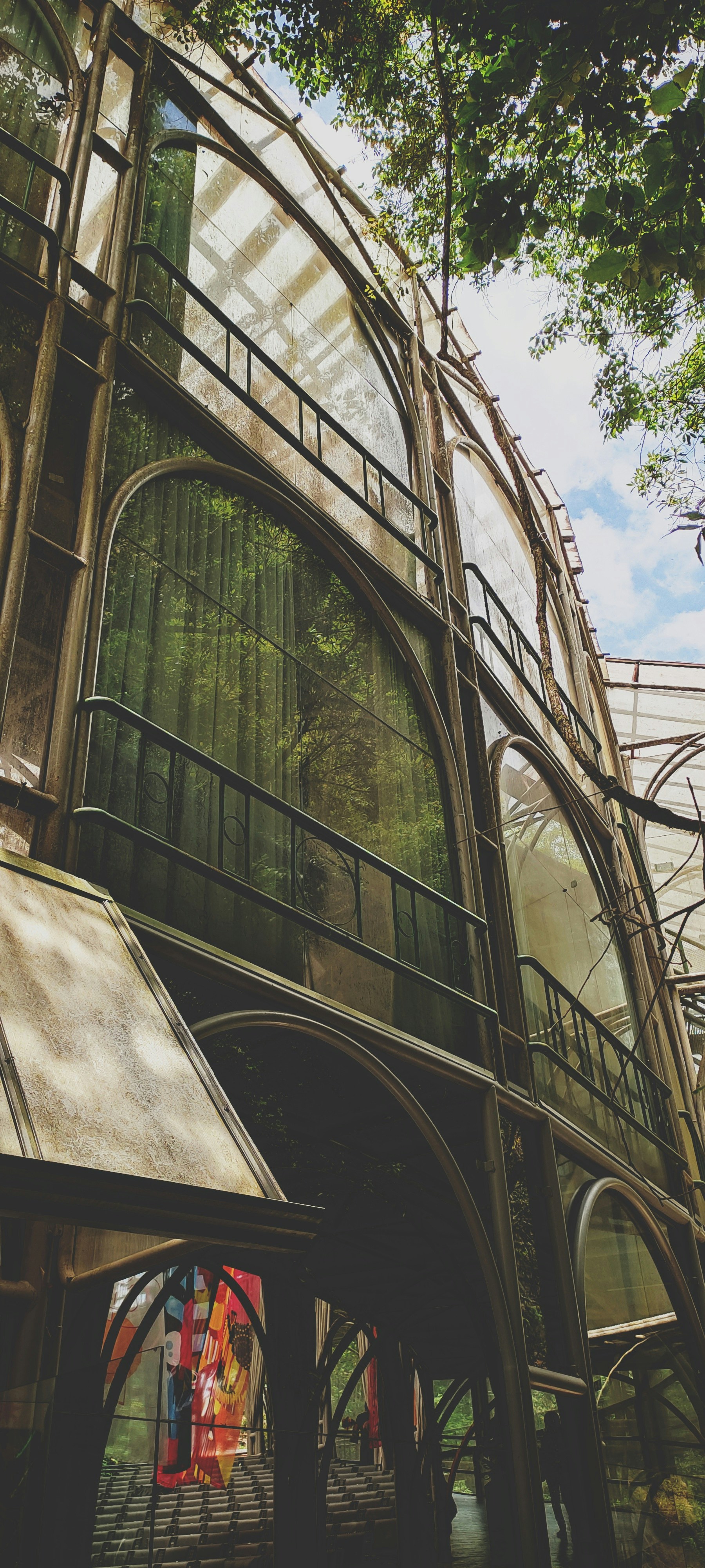 Um grande edifício com um relógio ao lado dele