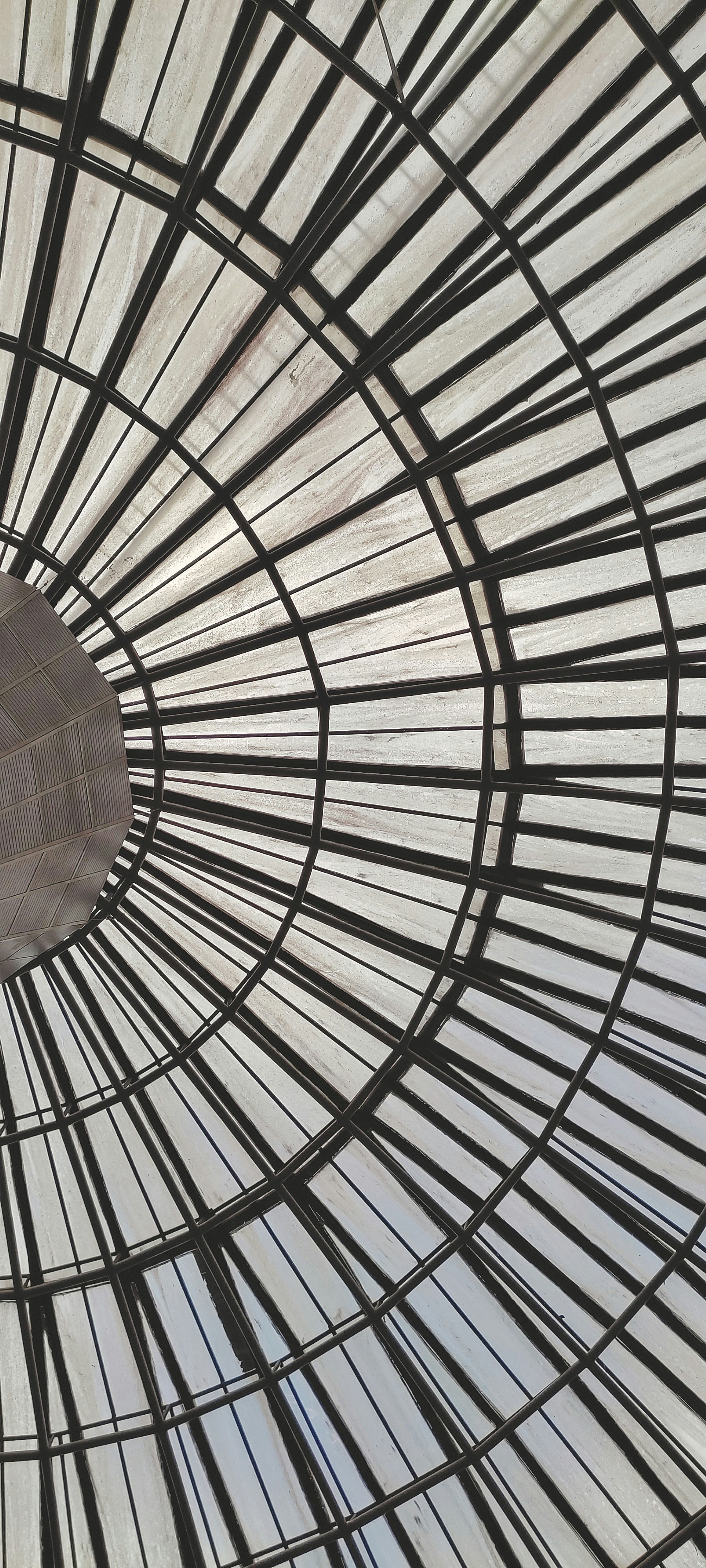 O interior de um edifício com um telhado de metal