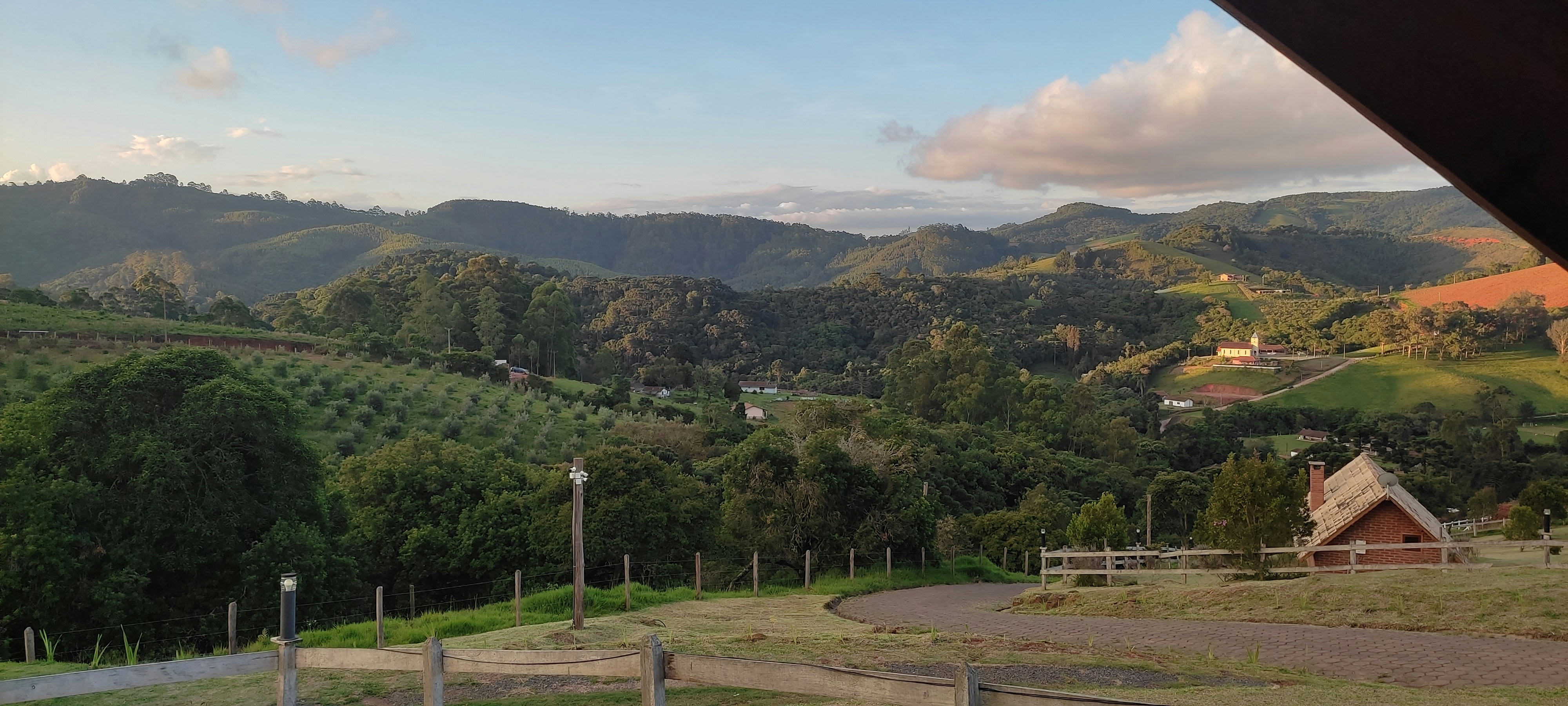 Uma vista de uma cordilheira de dentro de um veículo